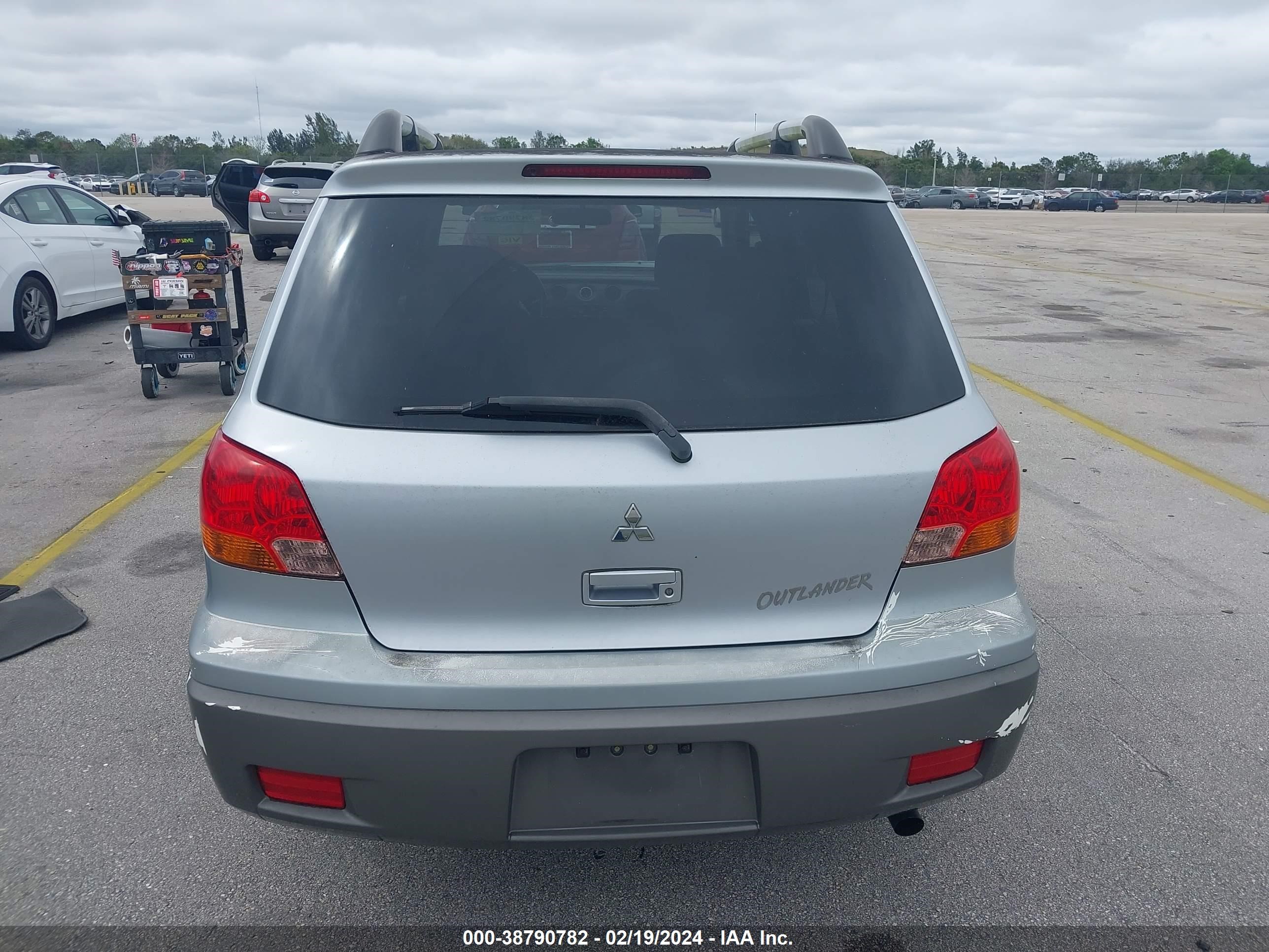 Photo 15 VIN: JA4LX31FX4U003168 - MITSUBISHI OUTLANDER 