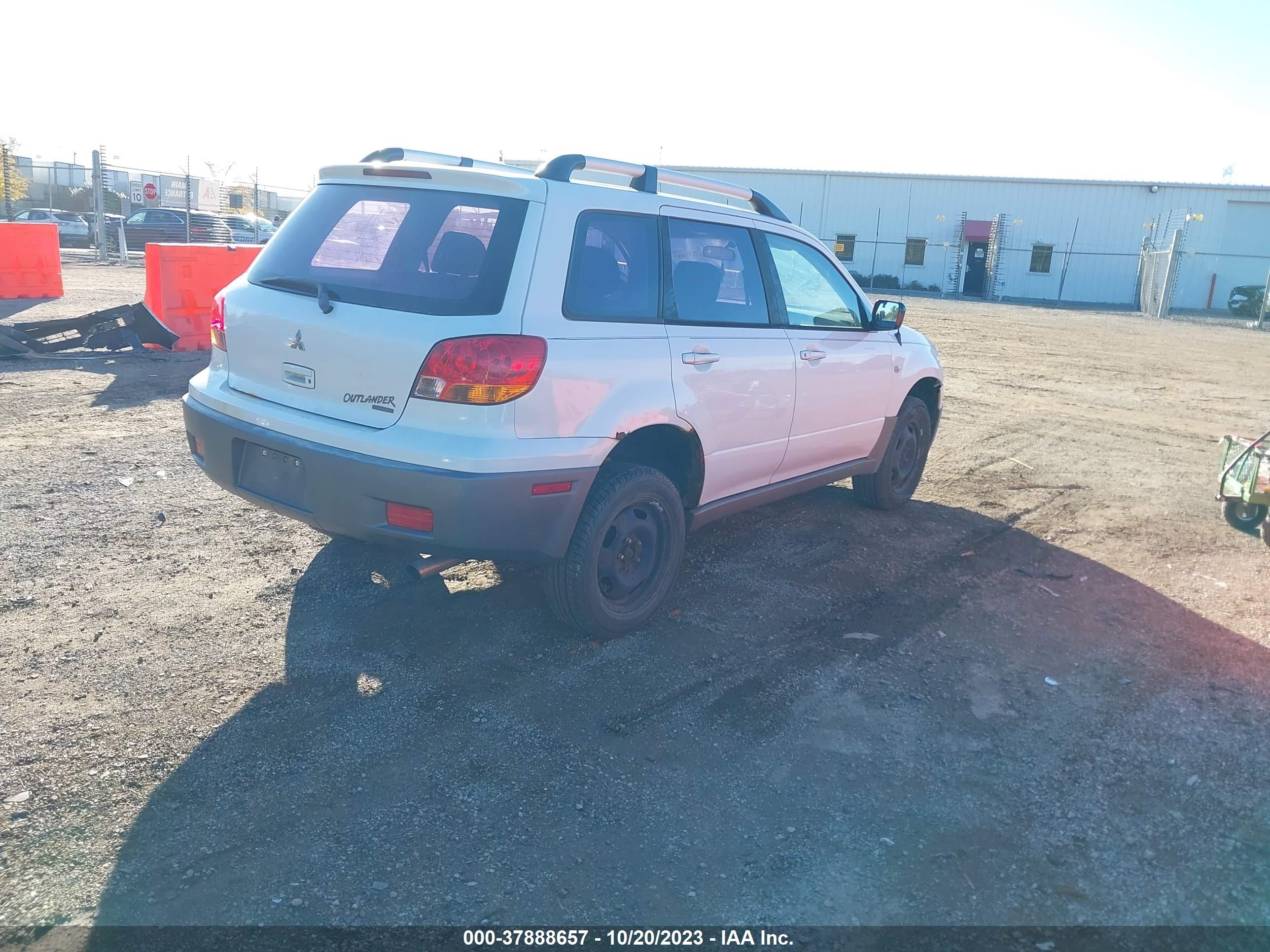 Photo 3 VIN: JA4LZ31G83U087248 - MITSUBISHI OUTLANDER 