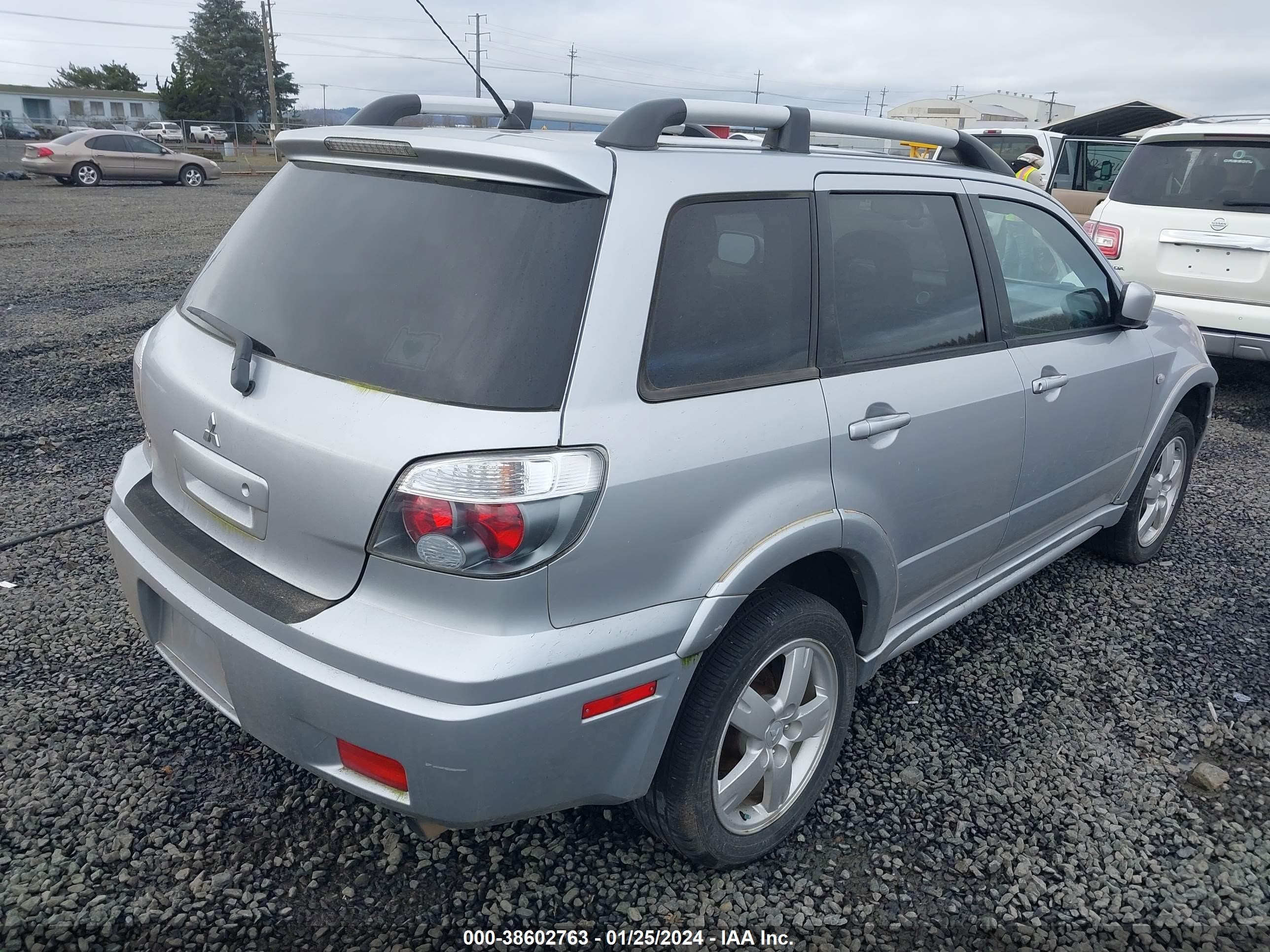 Photo 3 VIN: JA4LZ81F05U003771 - MITSUBISHI OUTLANDER 