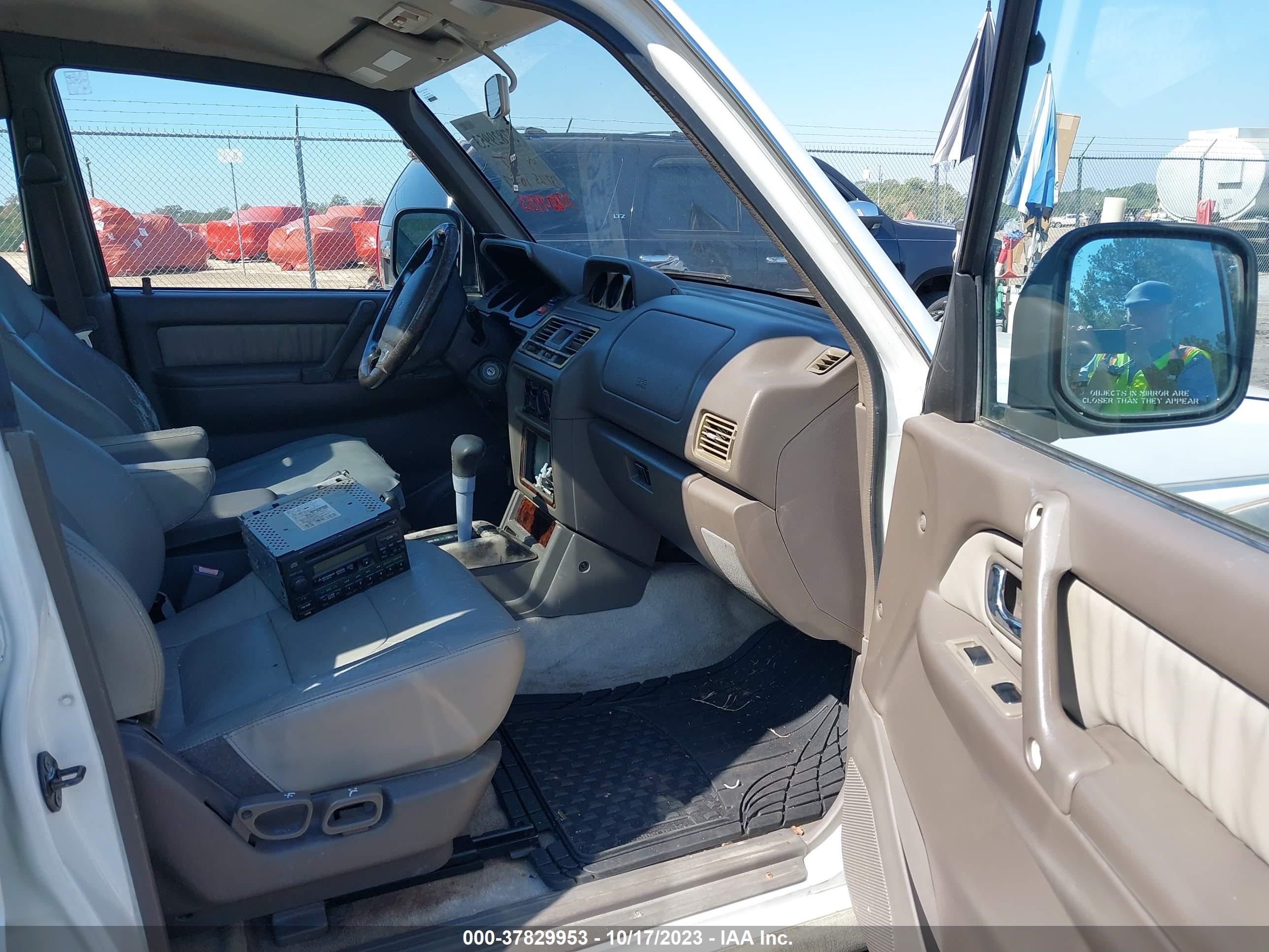 Photo 4 VIN: JA4MR51M3TJ007863 - MITSUBISHI MONTERO 