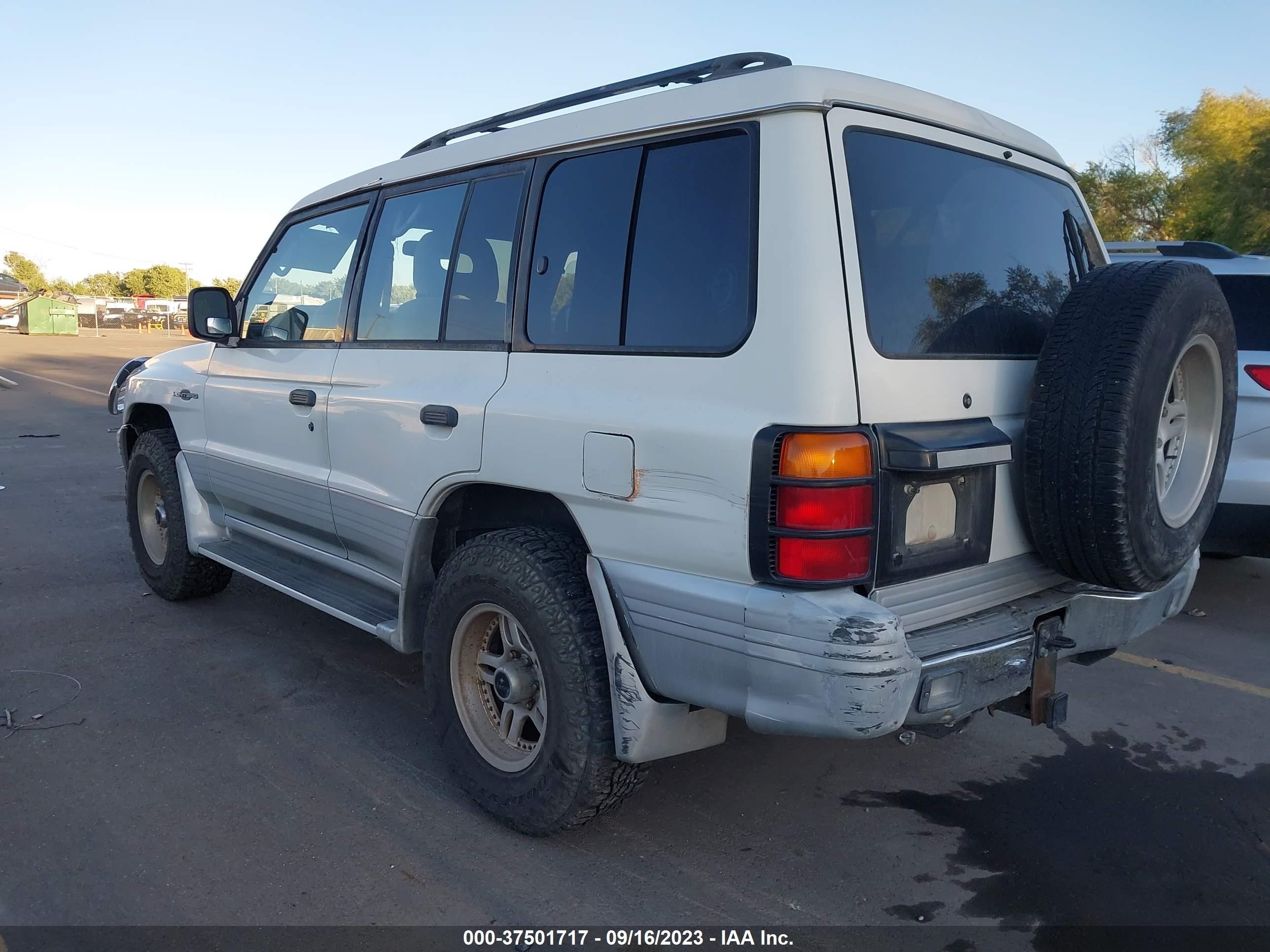 Photo 2 VIN: JA4MR51R0XJ002976 - MITSUBISHI MONTERO 