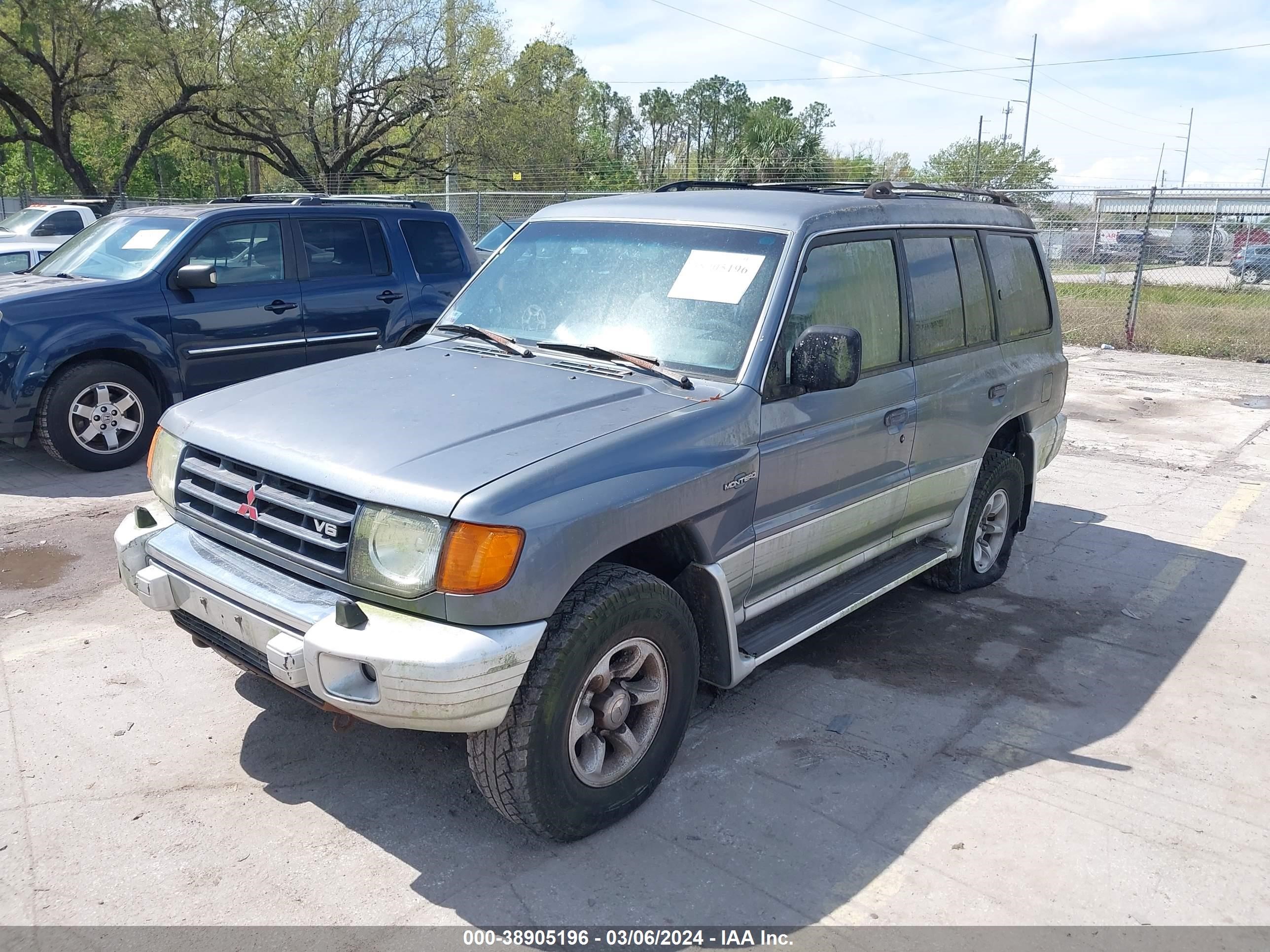 Photo 1 VIN: JA4MR51RXWJ005317 - MITSUBISHI MONTERO 