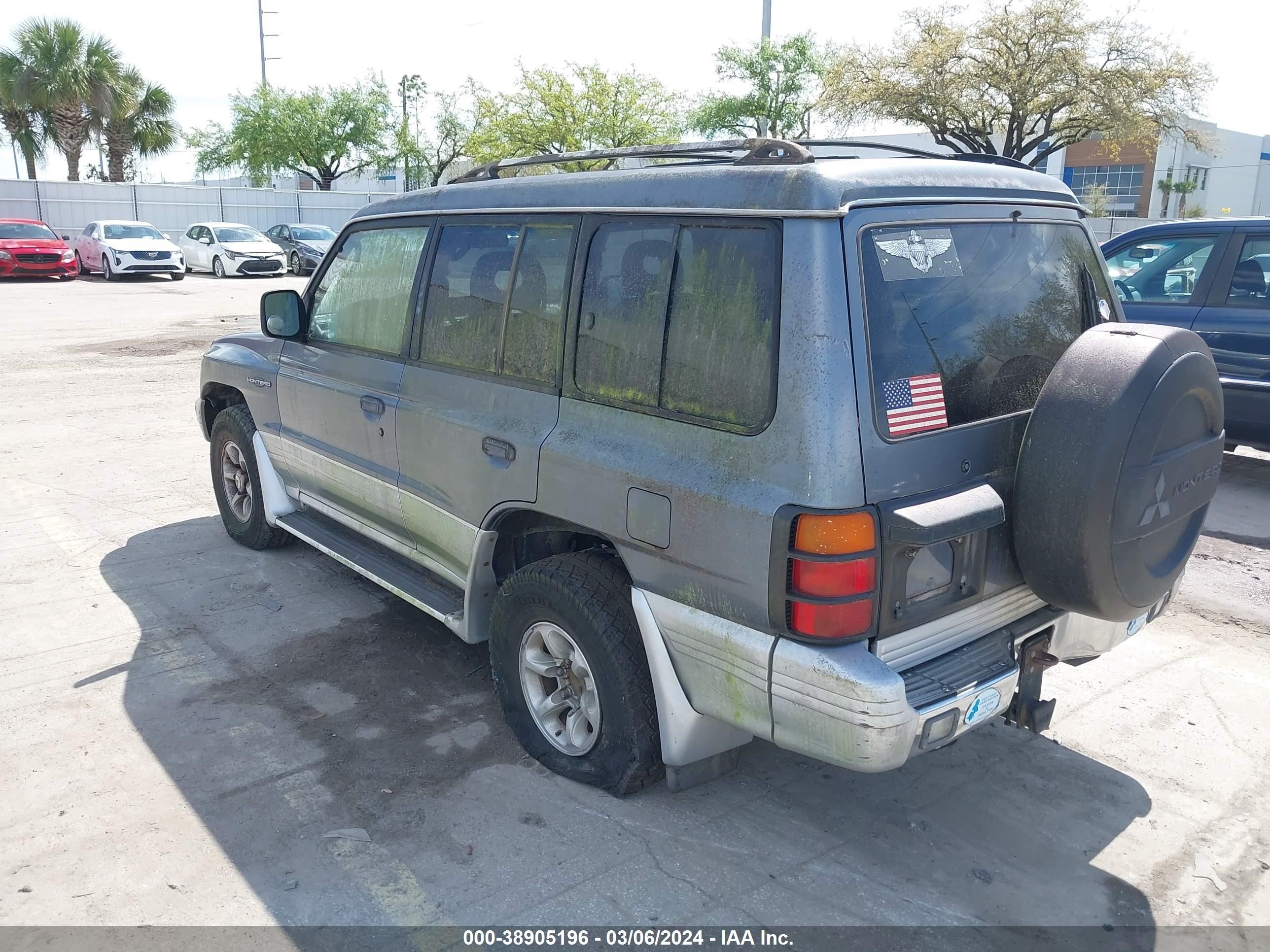 Photo 2 VIN: JA4MR51RXWJ005317 - MITSUBISHI MONTERO 