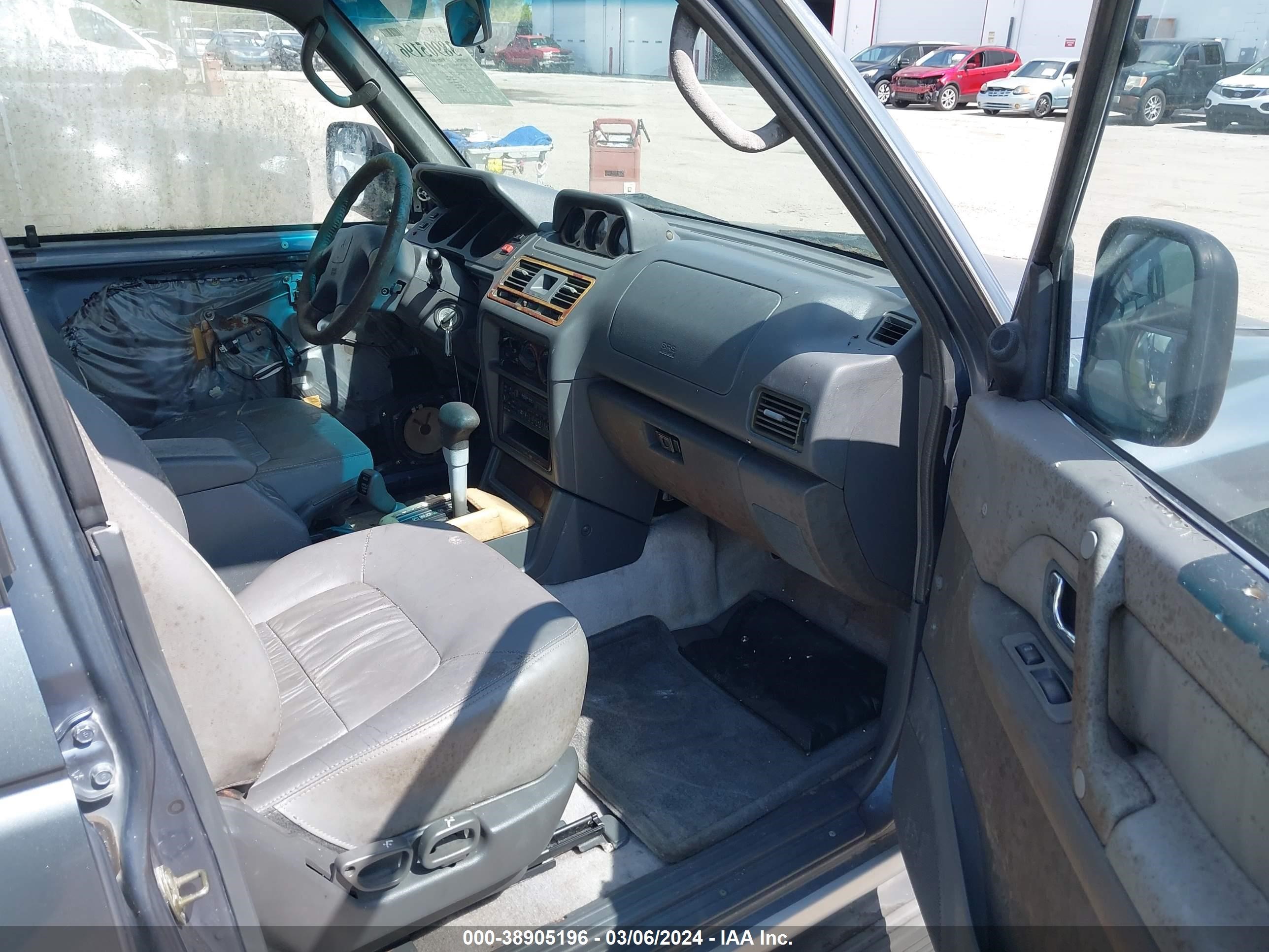 Photo 4 VIN: JA4MR51RXWJ005317 - MITSUBISHI MONTERO 