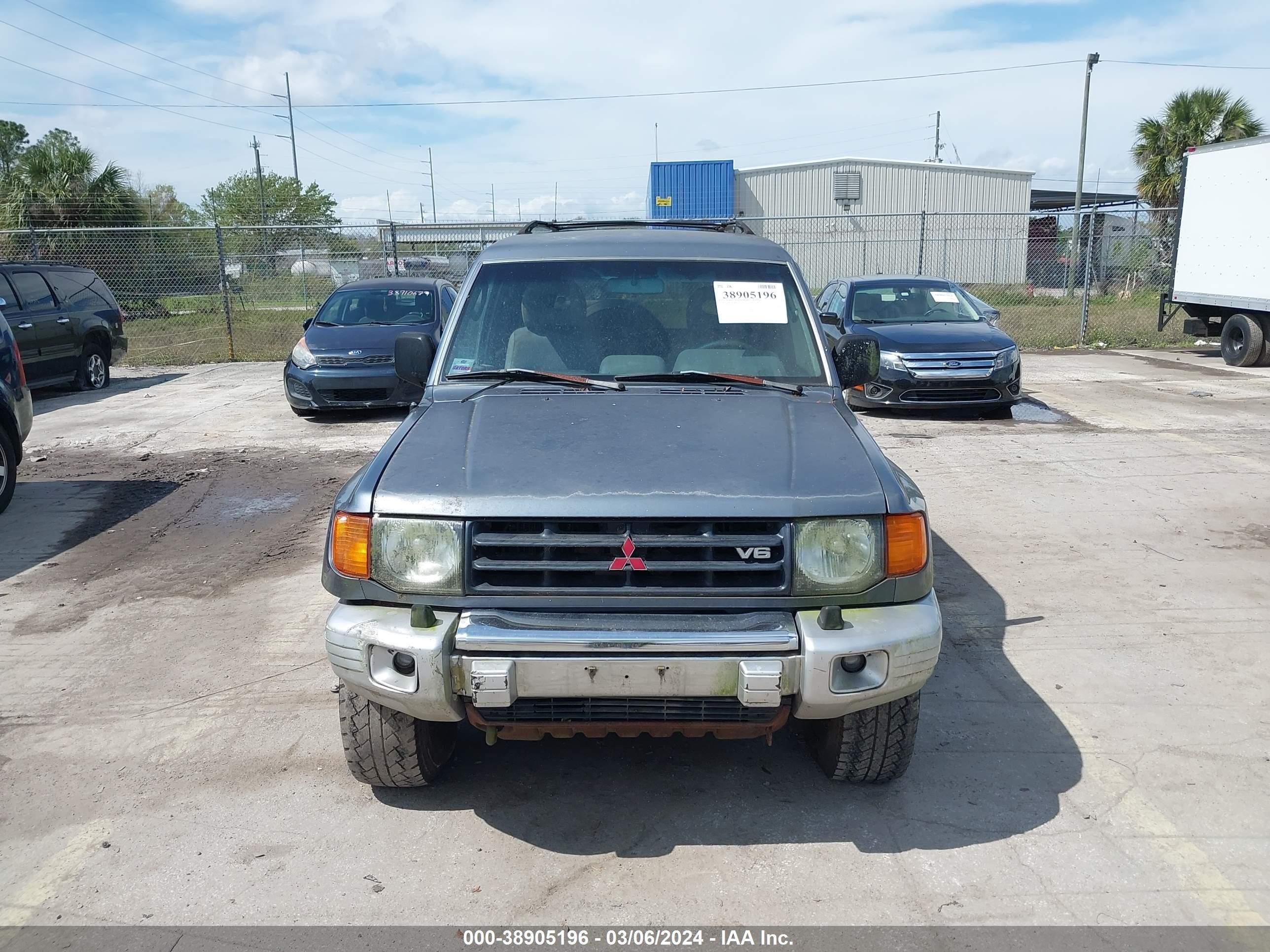 Photo 5 VIN: JA4MR51RXWJ005317 - MITSUBISHI MONTERO 