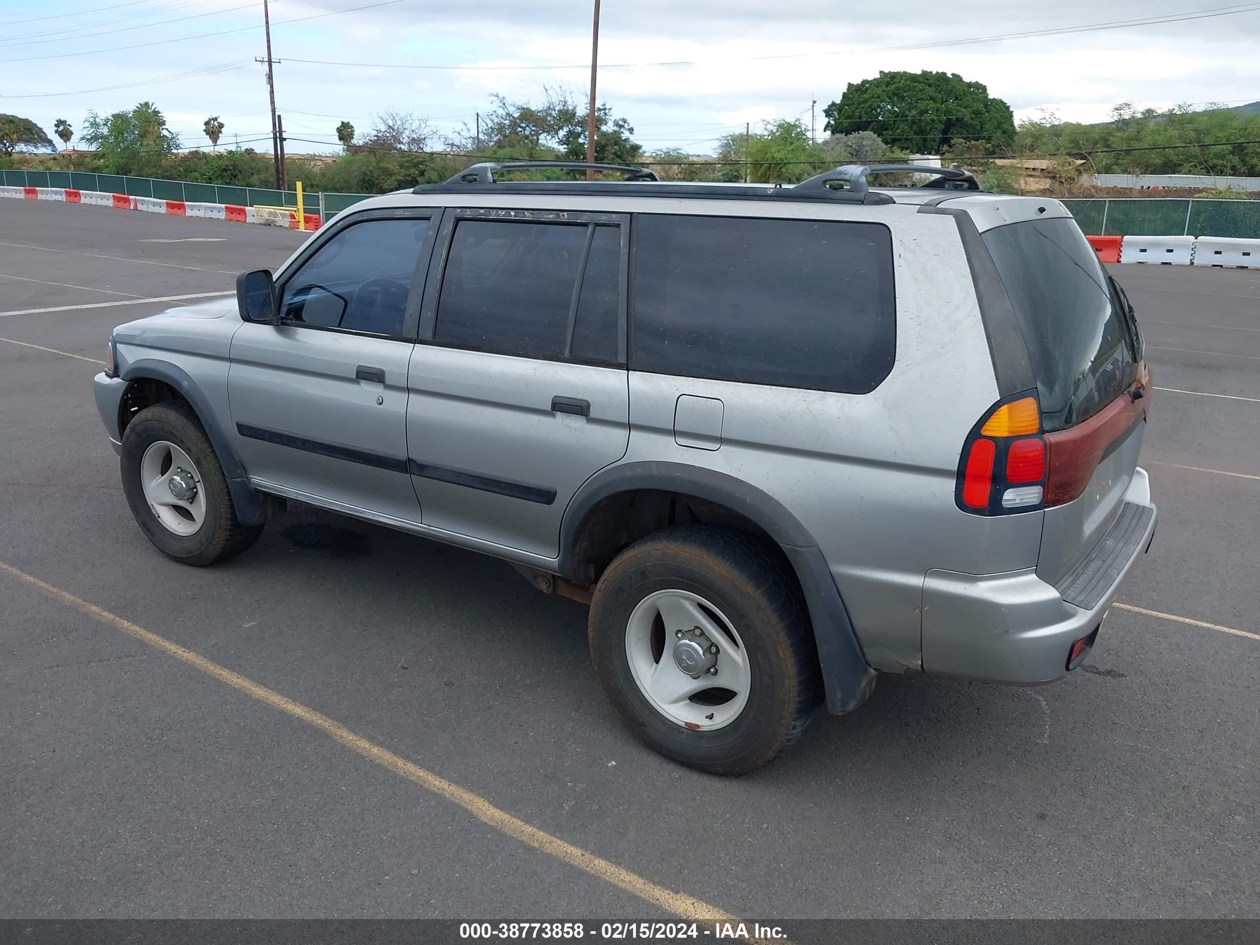 Photo 2 VIN: JA4MT31H3YP807737 - MITSUBISHI MONTERO SPORT 