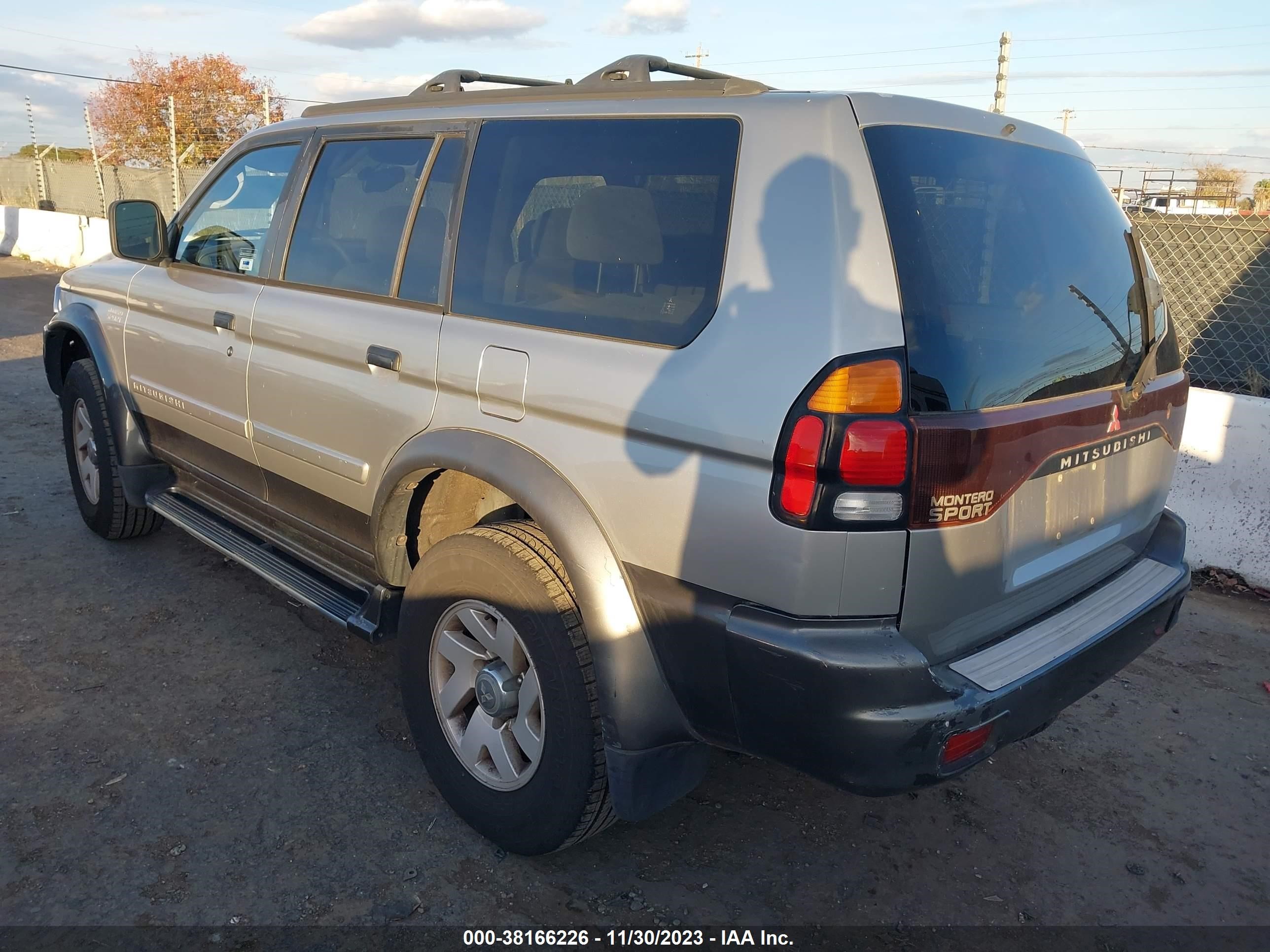 Photo 2 VIN: JA4MT31H4YP817371 - MITSUBISHI MONTERO SPORT 