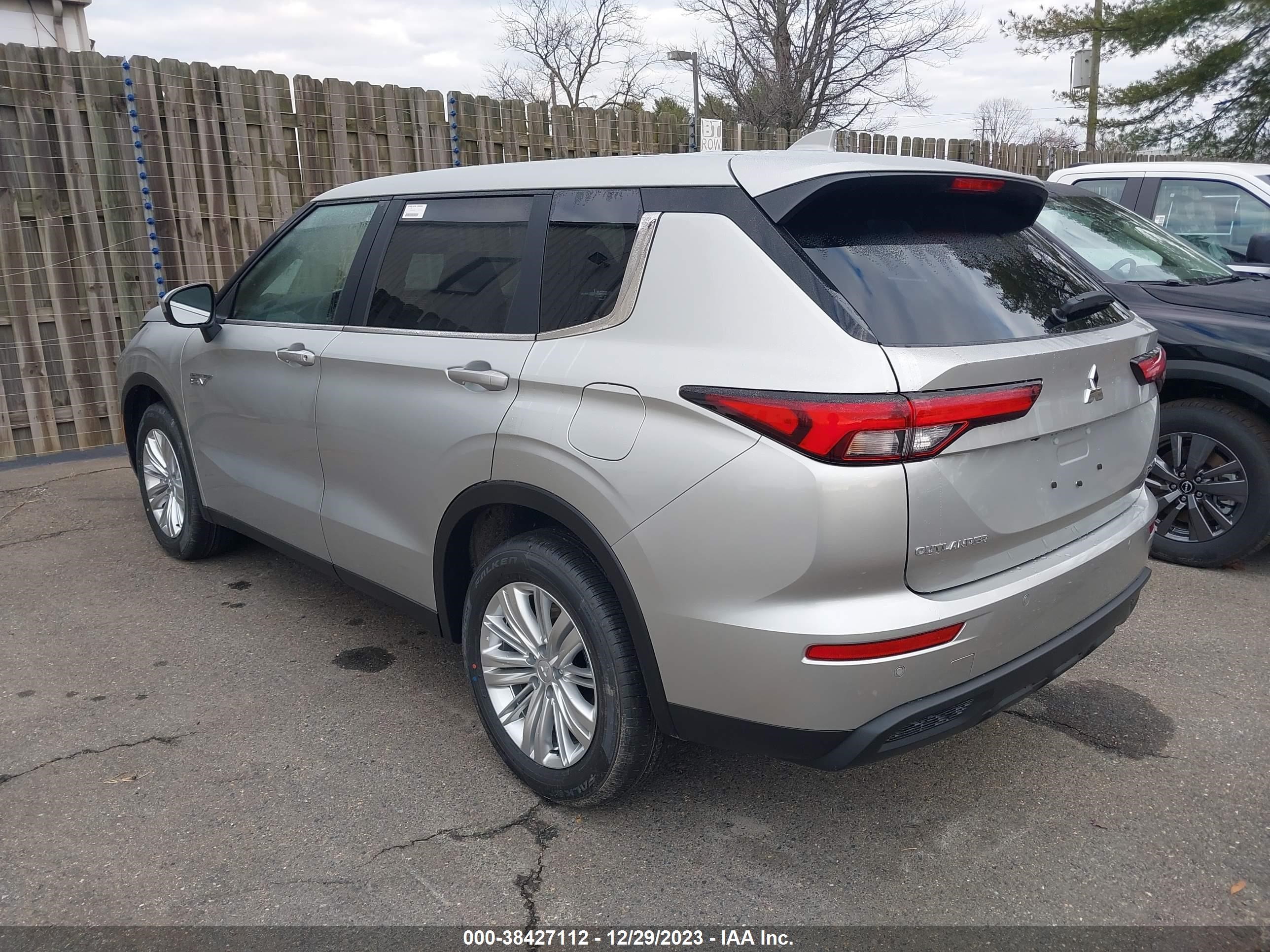 Photo 2 VIN: JA4T5UA90RZ028144 - MITSUBISHI OUTLANDER 