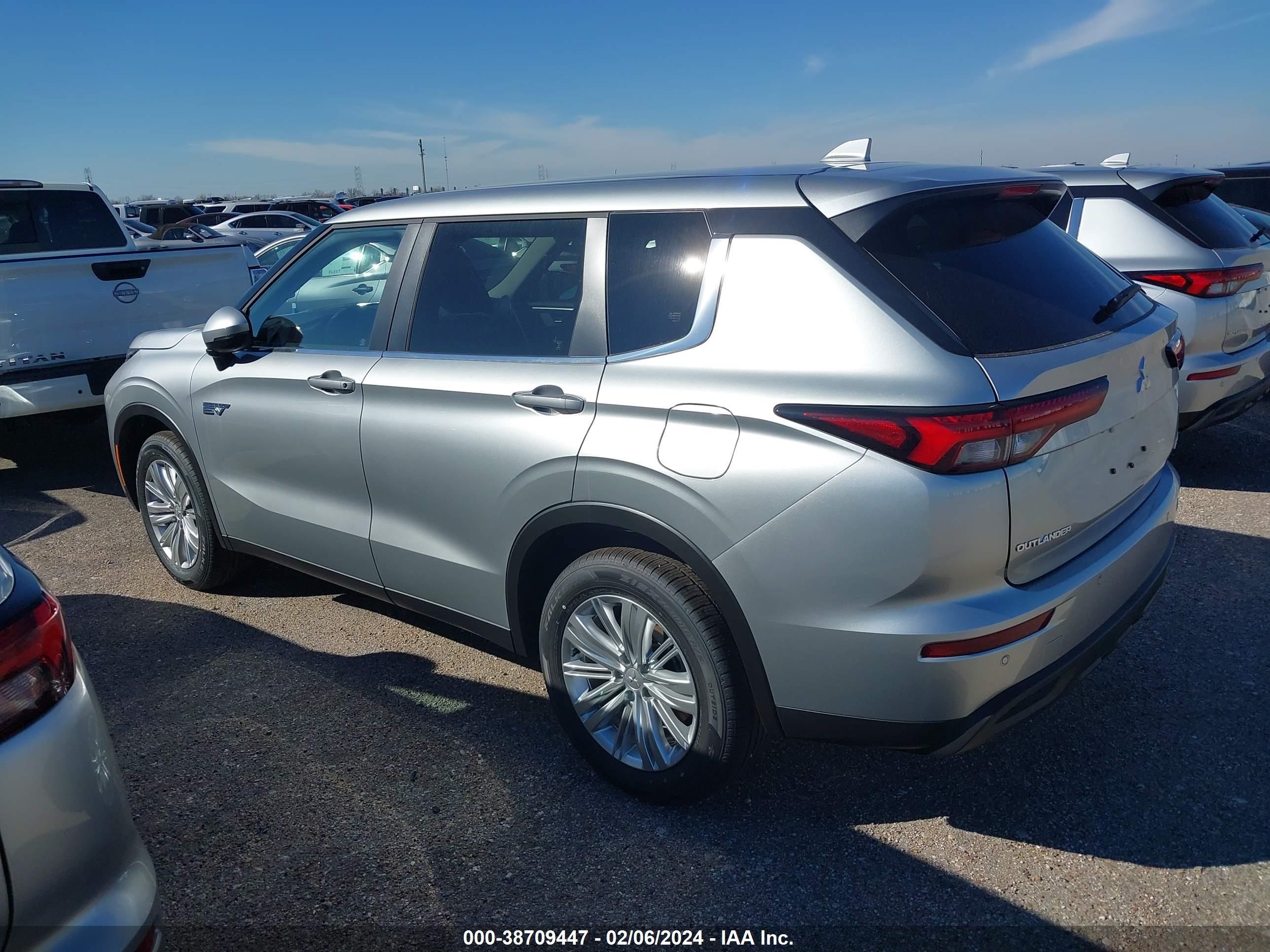 Photo 2 VIN: JA4T5UA92RZ032020 - MITSUBISHI OUTLANDER 