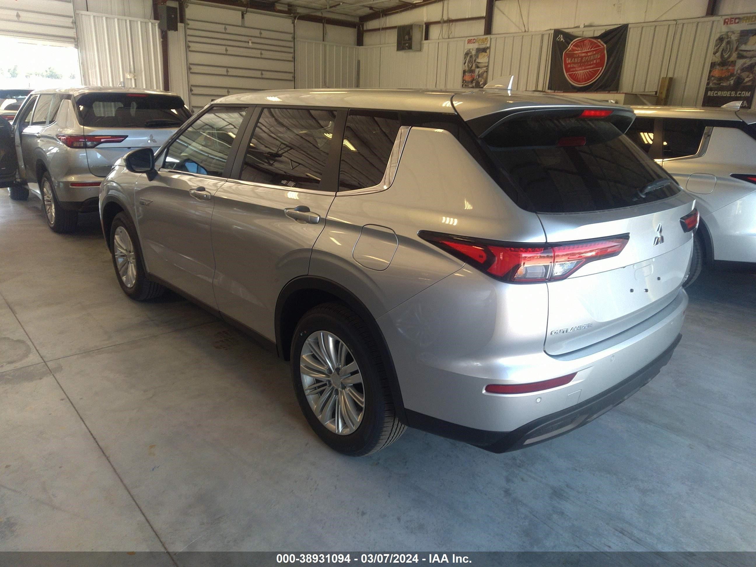 Photo 2 VIN: JA4T5UA92RZ033247 - MITSUBISHI OUTLANDER 