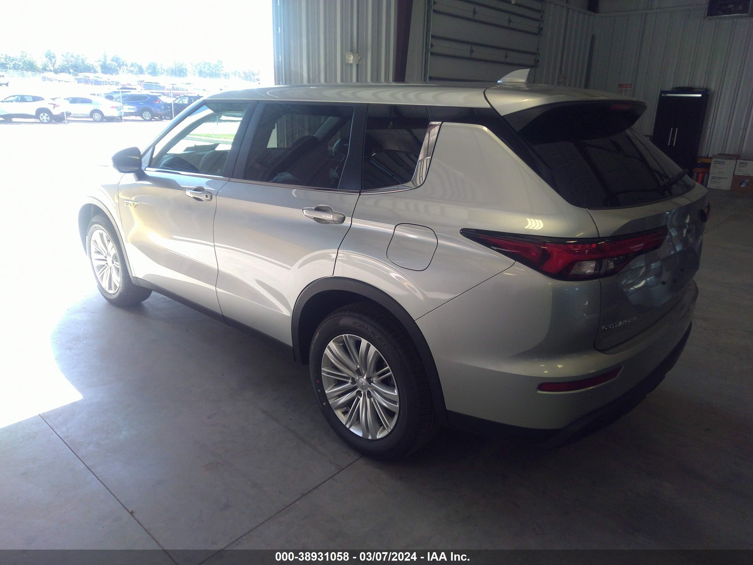 Photo 2 VIN: JA4T5UA97RZ033132 - MITSUBISHI OUTLANDER 