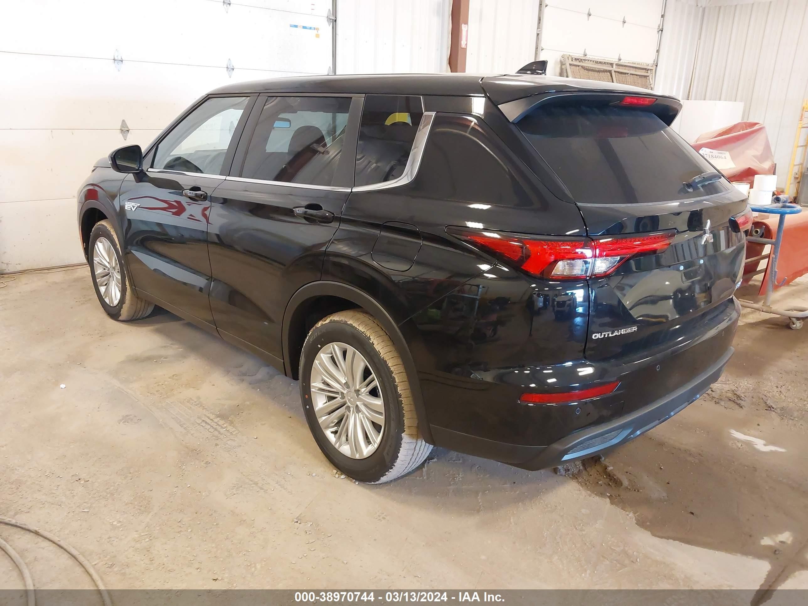 Photo 2 VIN: JA4T5UA98RZ040588 - MITSUBISHI OUTLANDER 