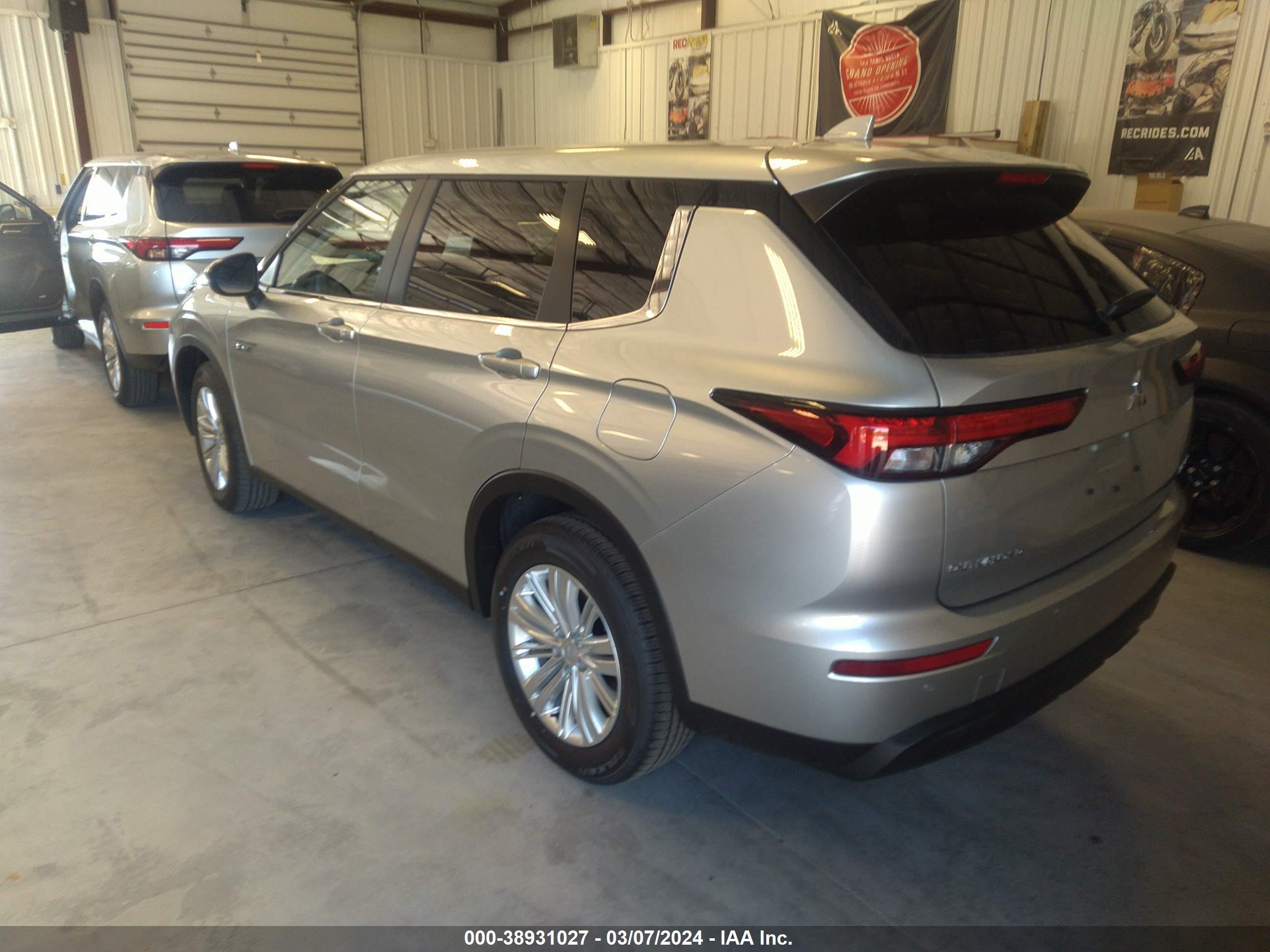 Photo 2 VIN: JA4T5UA9XRZ033190 - MITSUBISHI OUTLANDER 