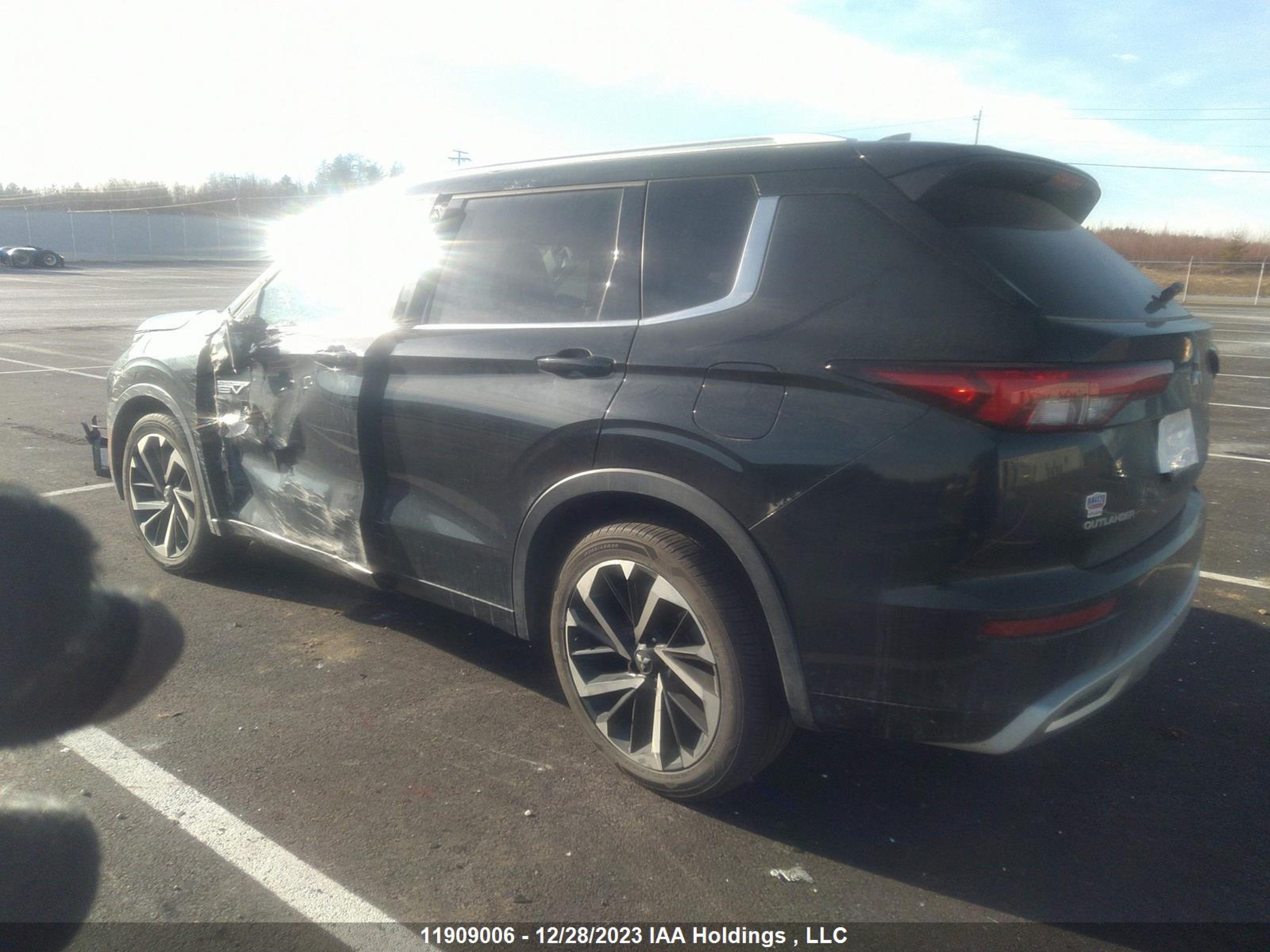 Photo 2 VIN: JA4T5VA93PZ612721 - MITSUBISHI OUTLANDER 