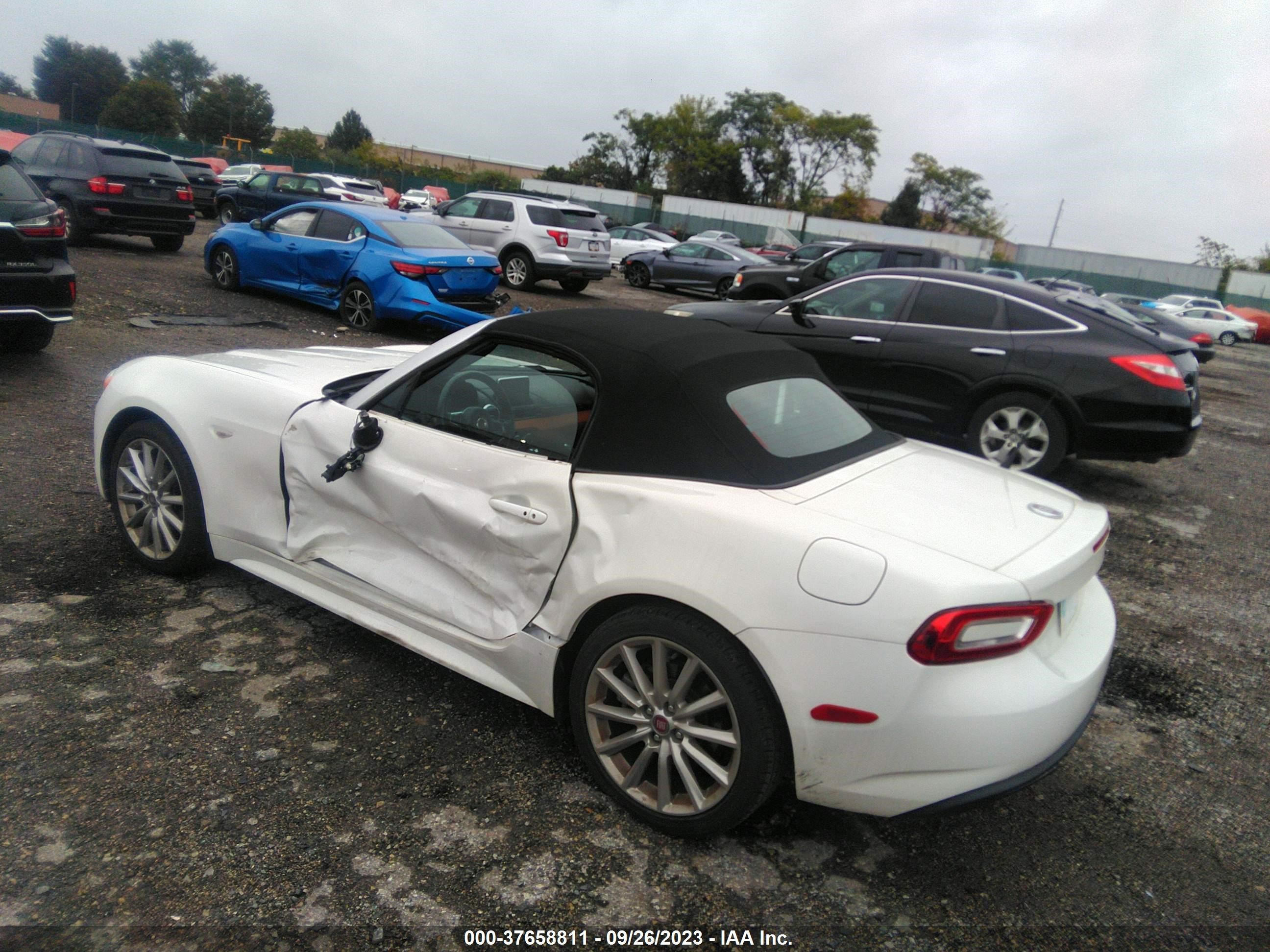 Photo 2 VIN: JC1NFAEKXH0106761 - FIAT 124 SPIDER 