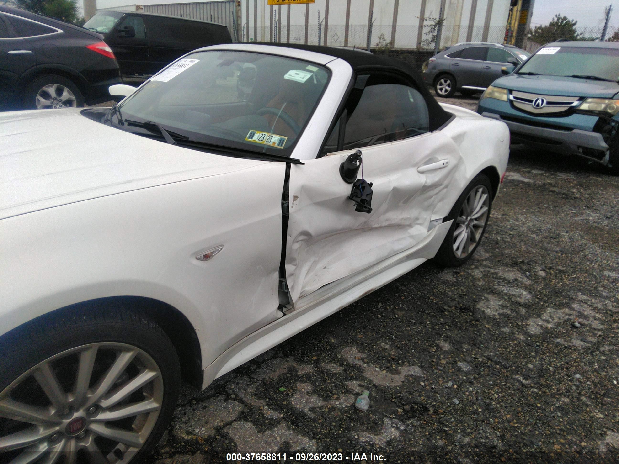 Photo 5 VIN: JC1NFAEKXH0106761 - FIAT 124 SPIDER 