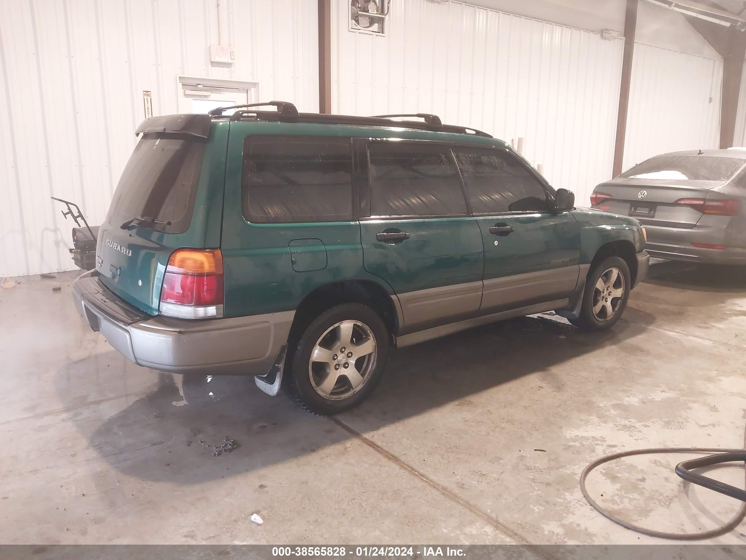 Photo 3 VIN: JF1SF6553XH748371 - SUBARU FORESTER 