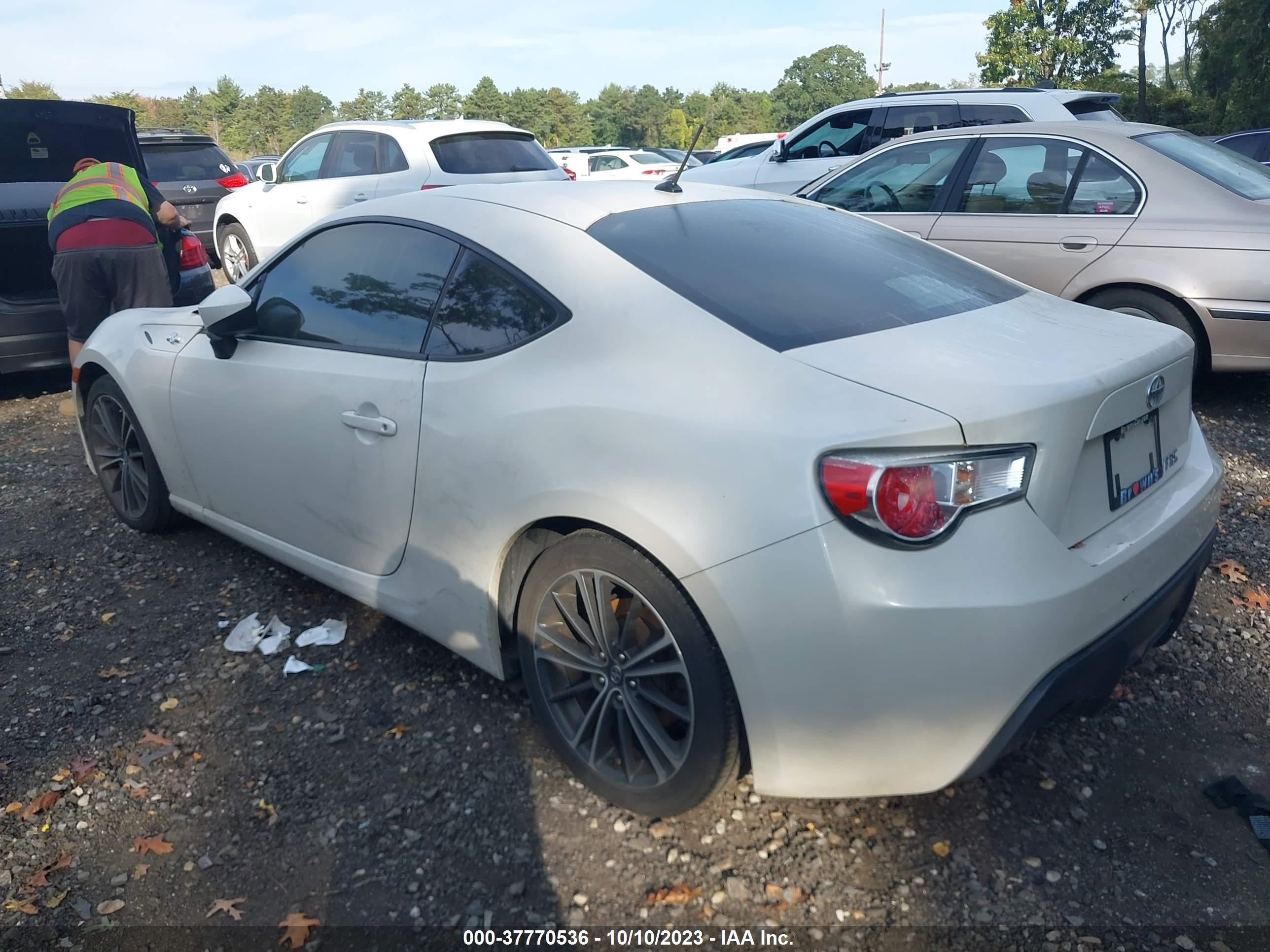 Photo 2 VIN: JF1ZNAA17E8701817 - SCION FR-S 