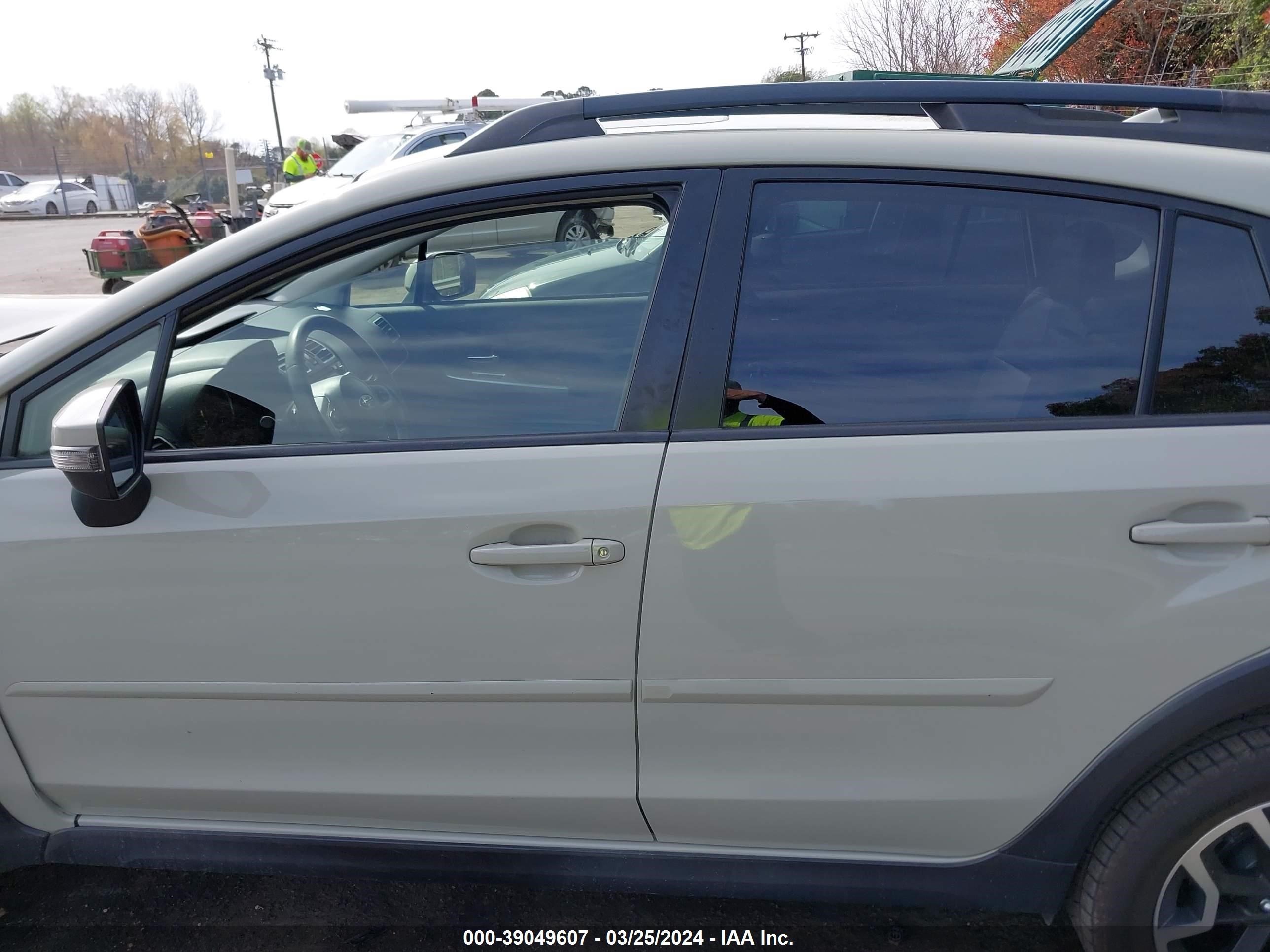 Photo 13 VIN: JF2GPANC1HH233922 - SUBARU CROSSTREK 