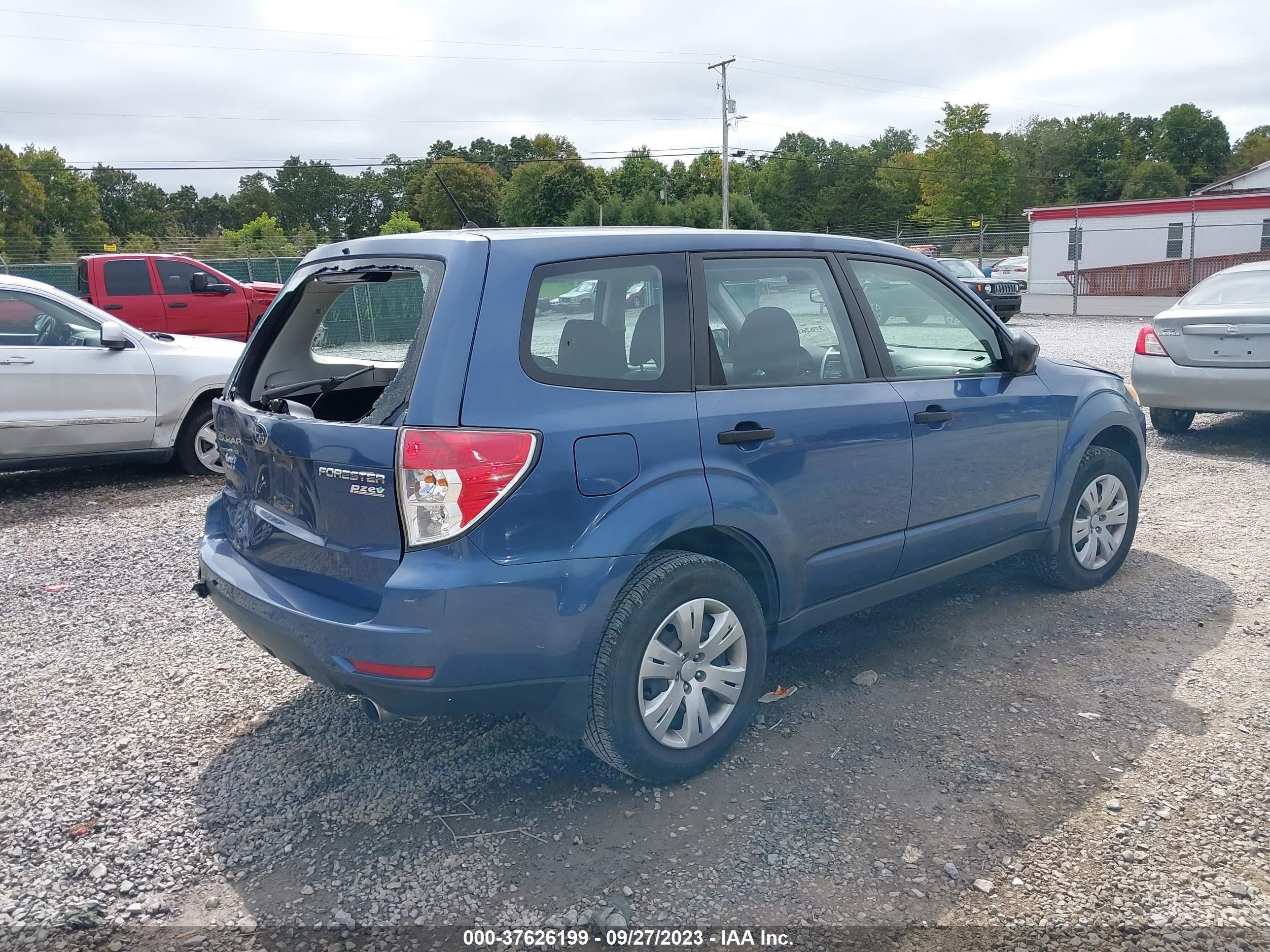 Photo 3 VIN: JF2SHAAC4CH402370 - SUBARU FORESTER 