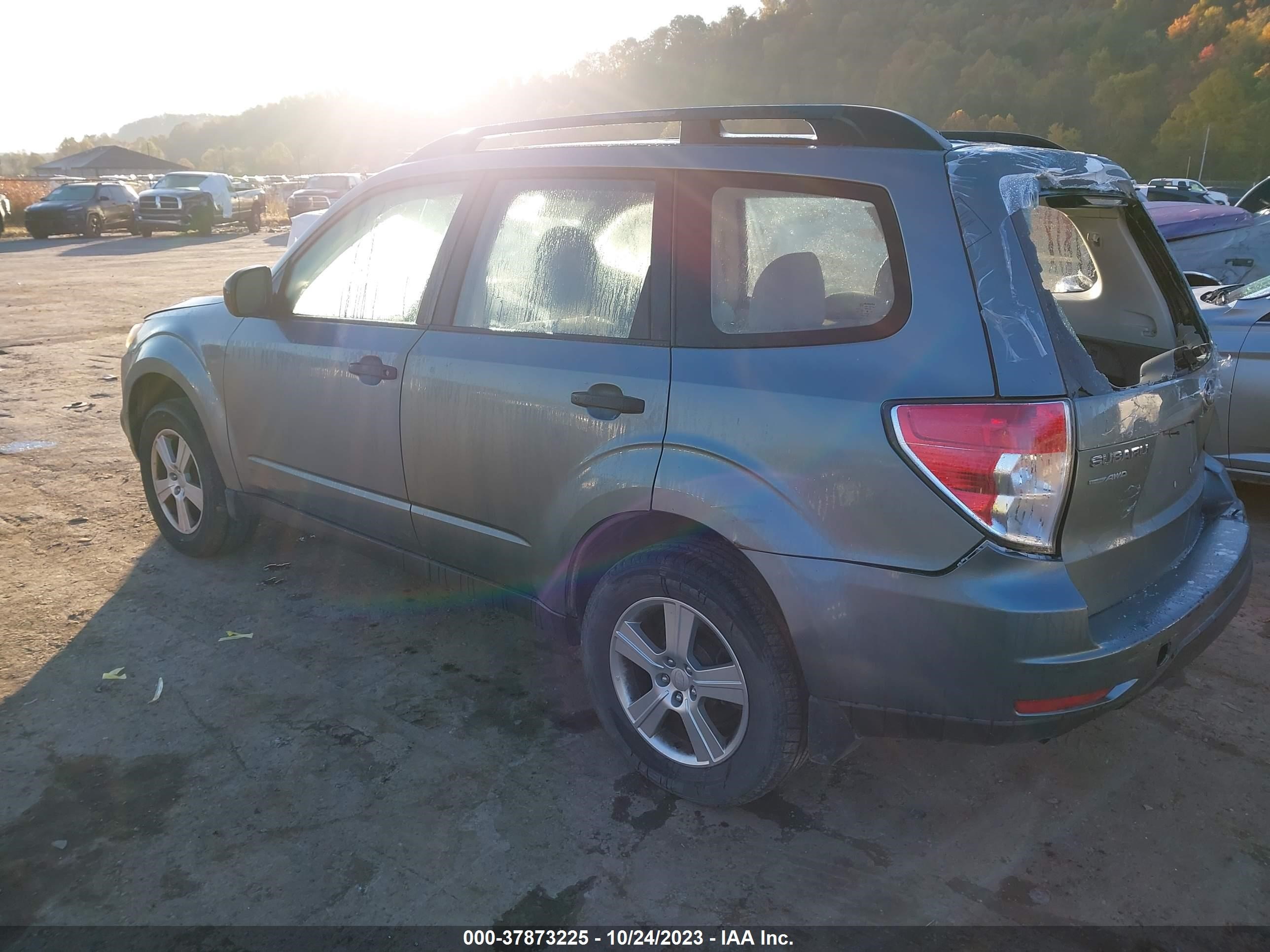 Photo 2 VIN: JF2SHABC3CH420504 - SUBARU FORESTER 