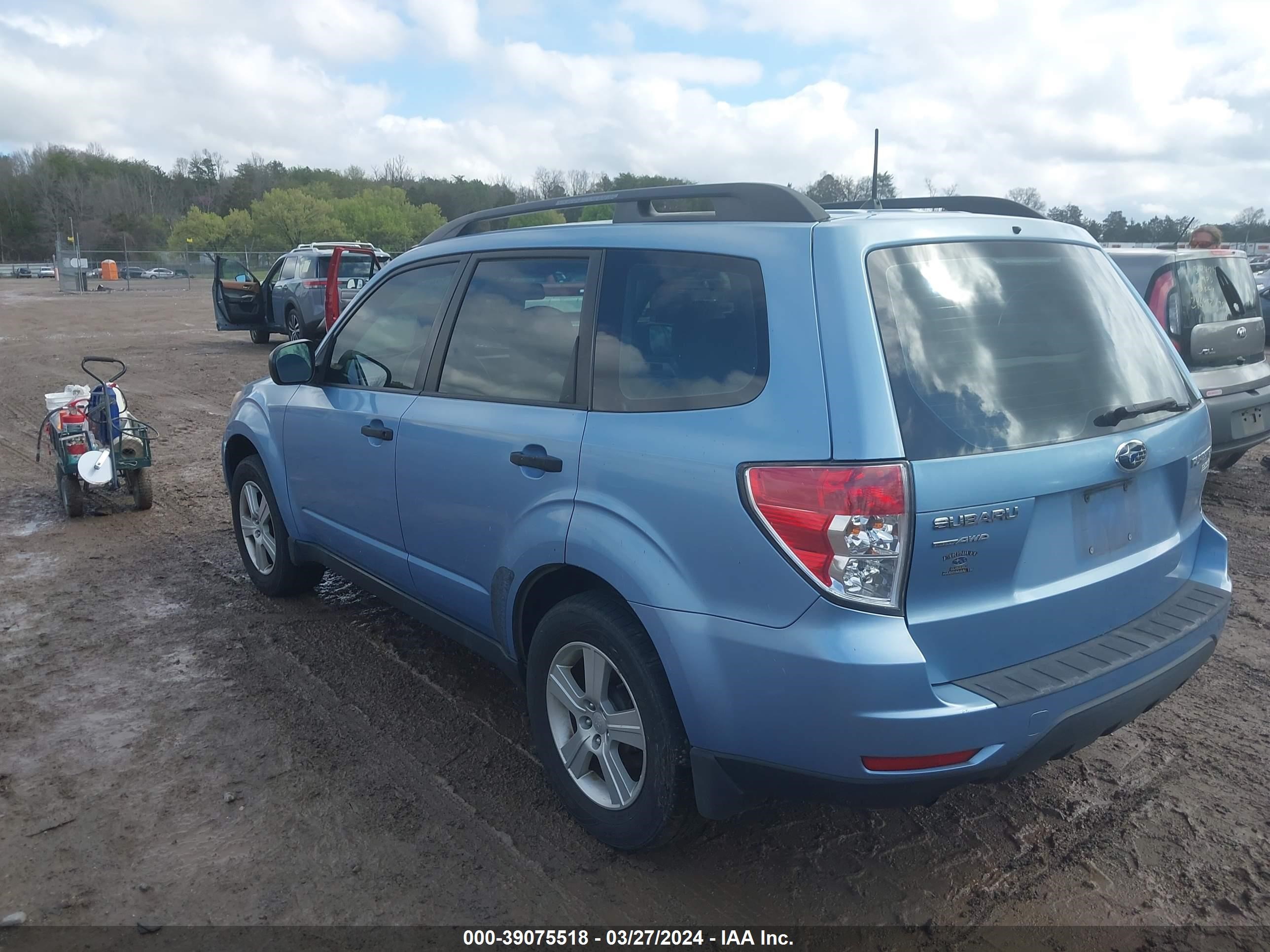 Photo 2 VIN: JF2SHABC8BH781077 - SUBARU FORESTER 