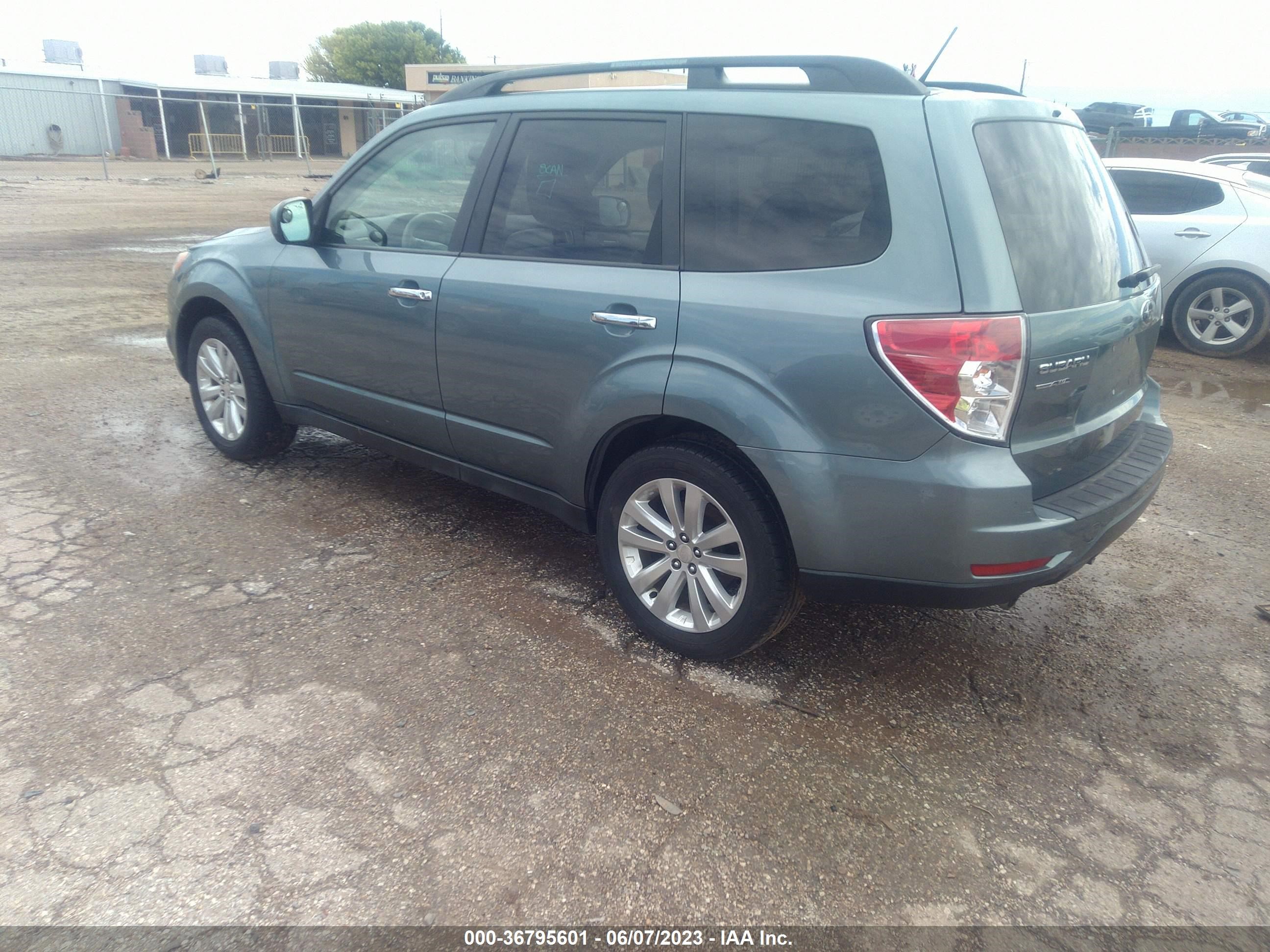 Photo 2 VIN: JF2SHACC5BH748293 - SUBARU FORESTER 