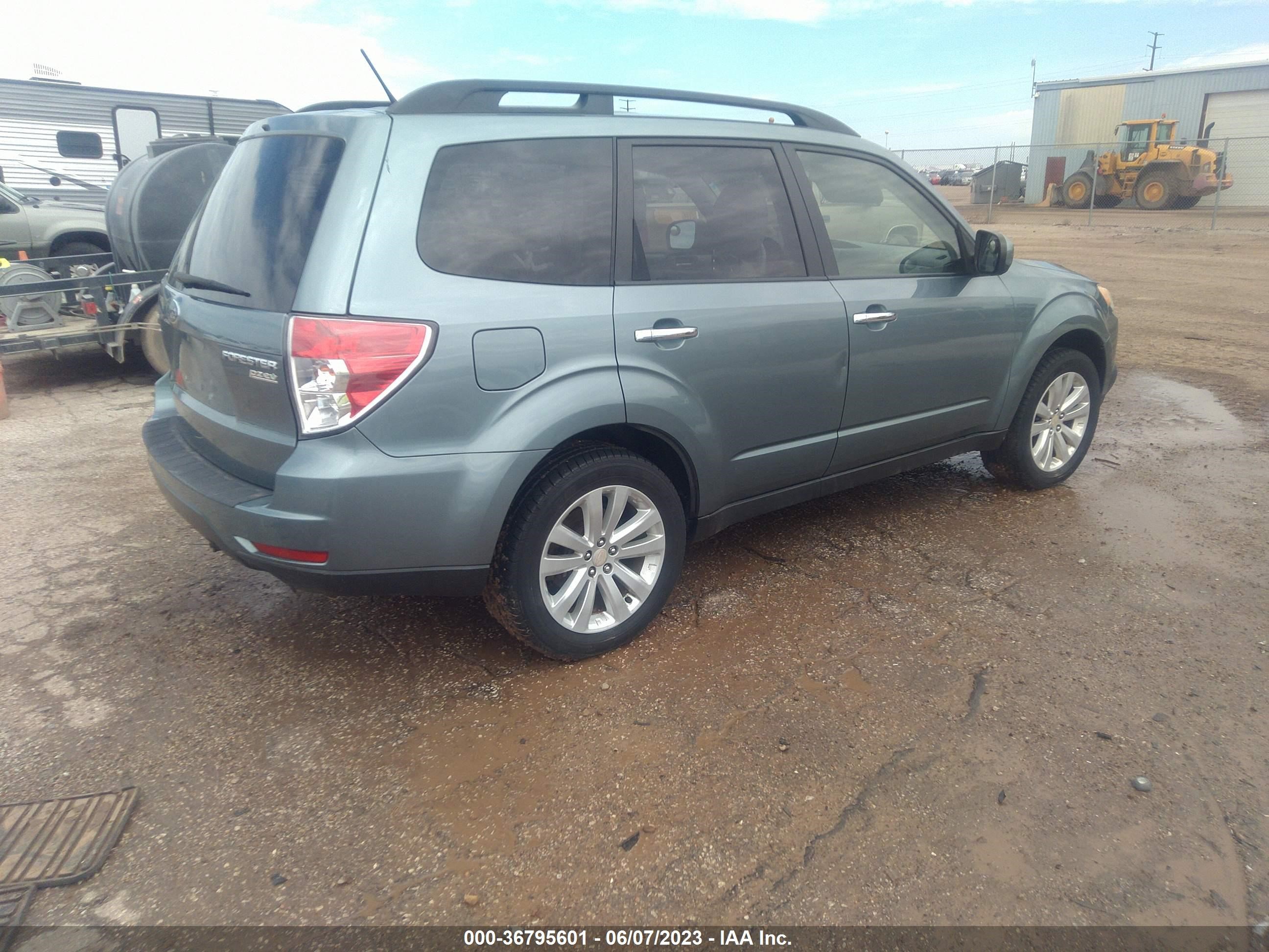 Photo 3 VIN: JF2SHACC5BH748293 - SUBARU FORESTER 