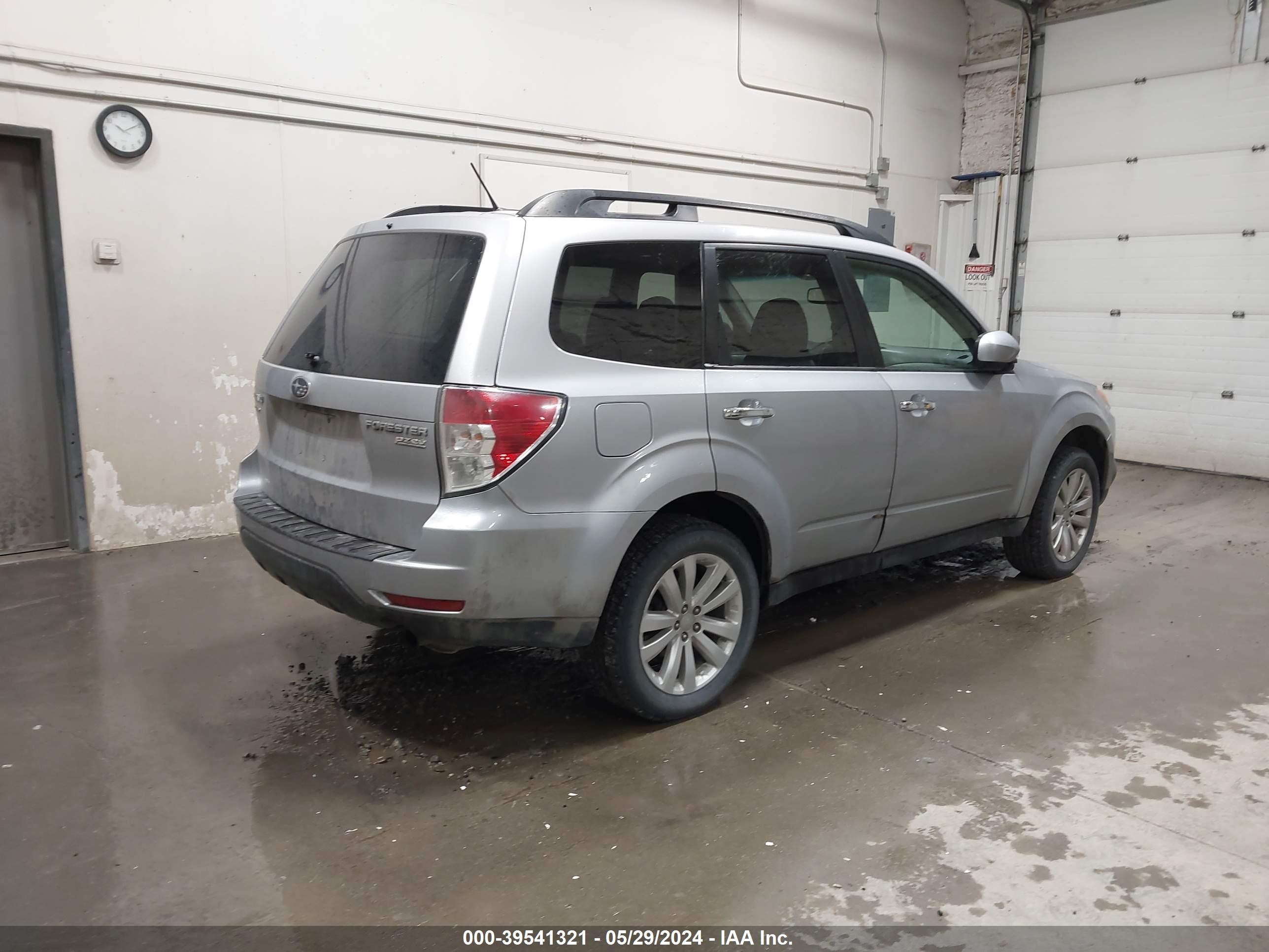 Photo 3 VIN: JF2SHACC7CH465475 - SUBARU FORESTER 