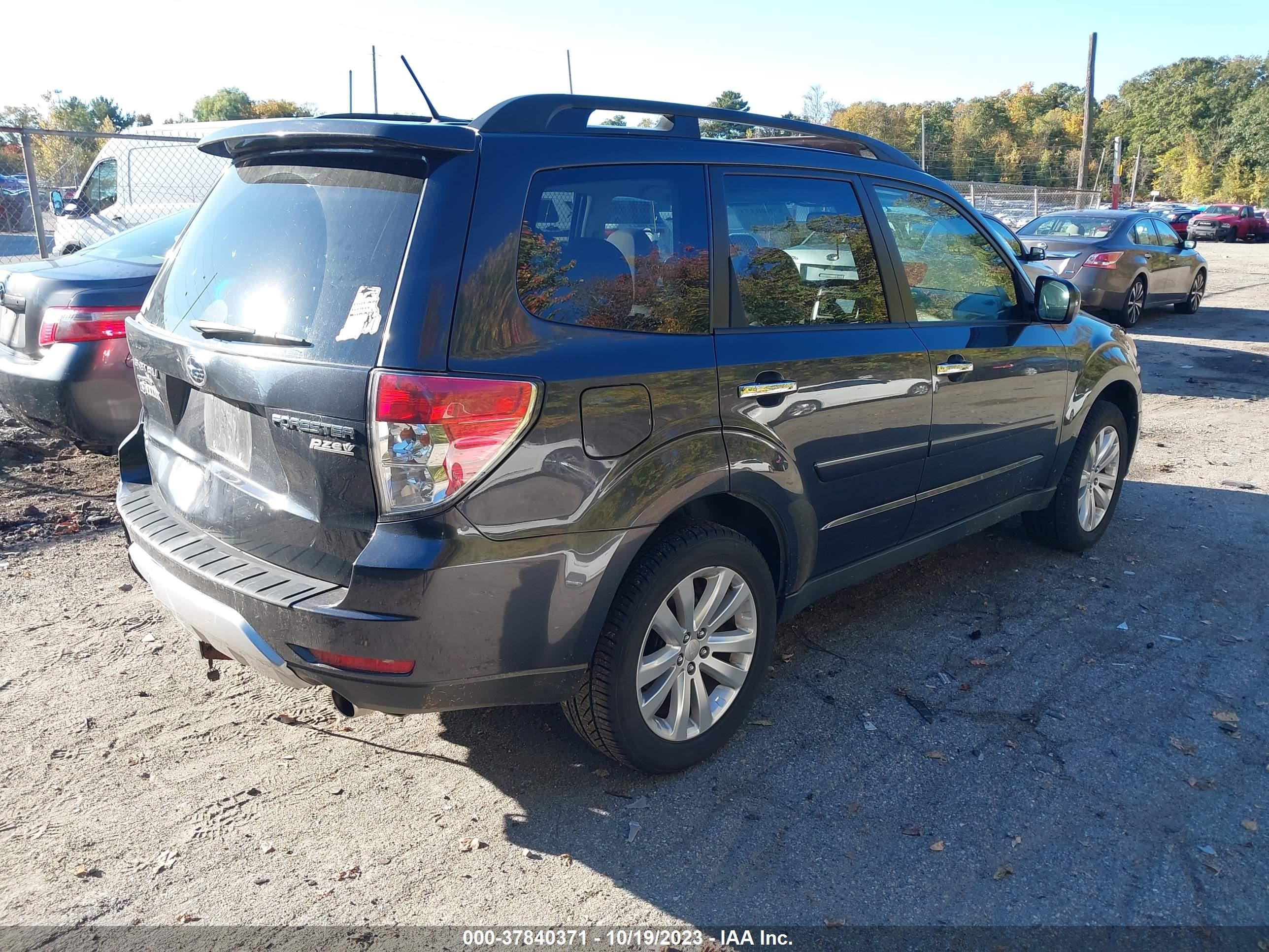 Photo 3 VIN: JF2SHADCXBH714431 - SUBARU FORESTER 