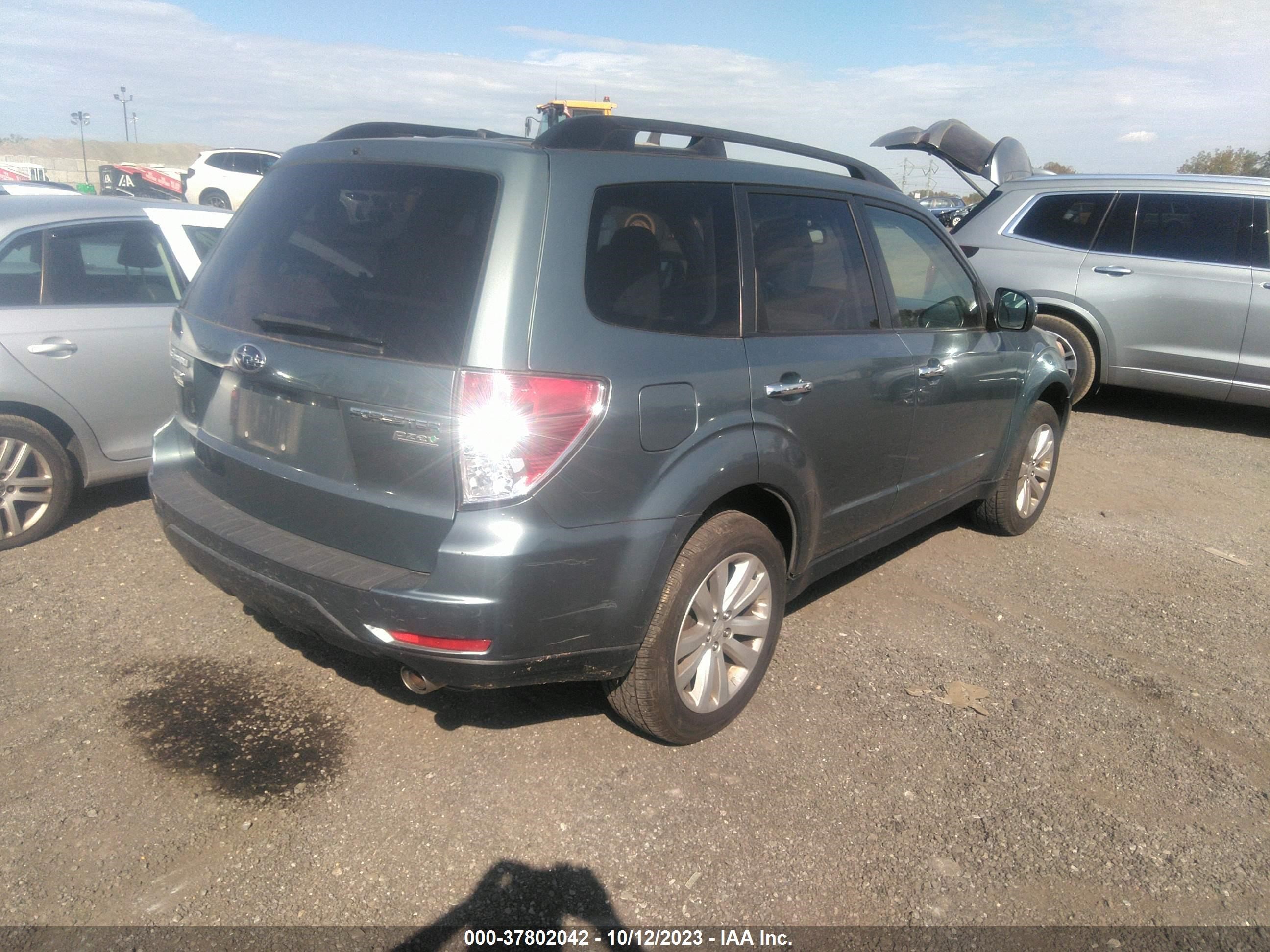 Photo 3 VIN: JF2SHAEC4CH444693 - SUBARU FORESTER 