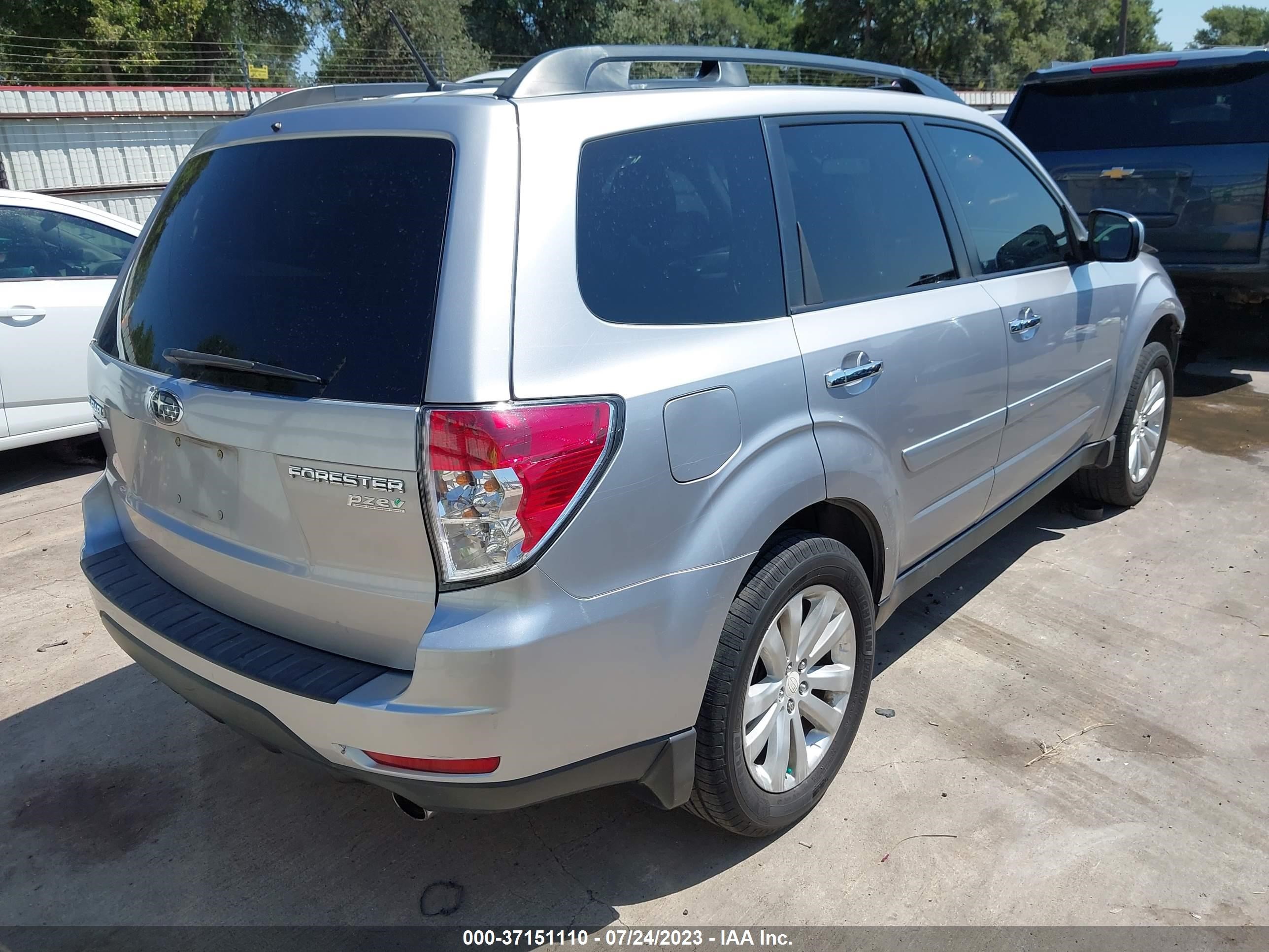 Photo 3 VIN: JF2SHAEC9CH465992 - SUBARU FORESTER 