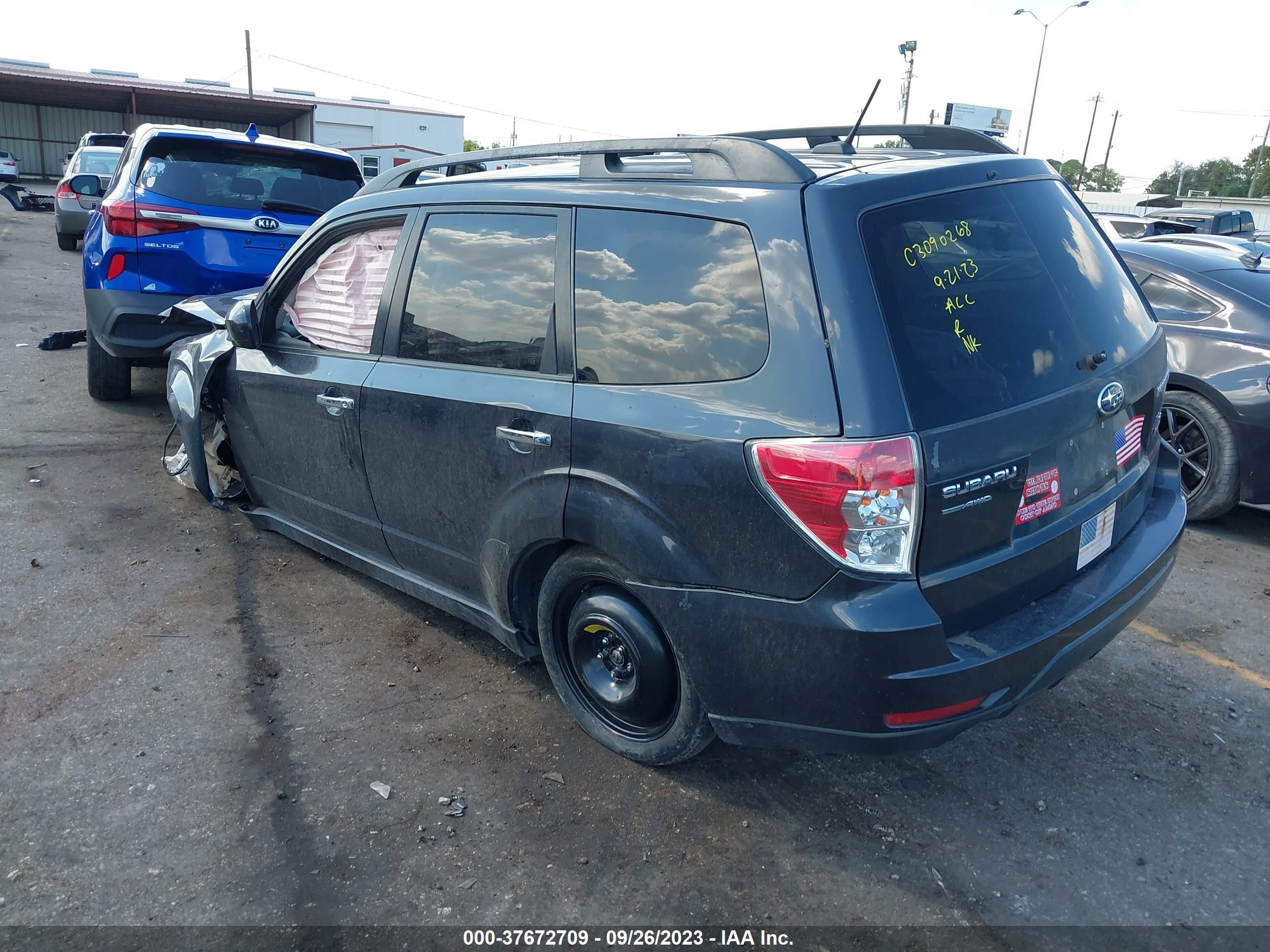 Photo 2 VIN: JF2SHBDC4BH738116 - SUBARU FORESTER 