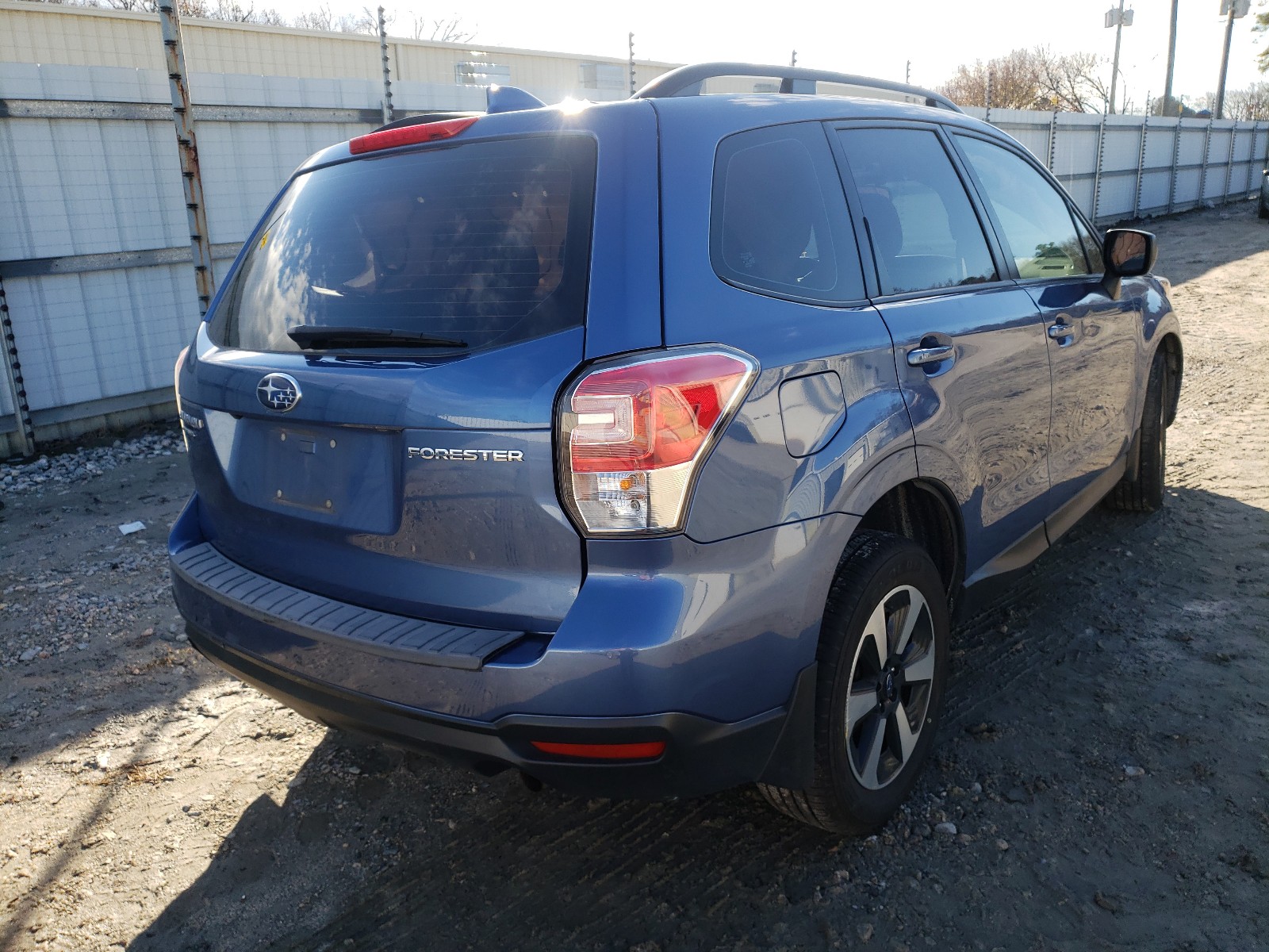 Photo 3 VIN: JF2SJABC2JH422732 - SUBARU FORESTER 2 