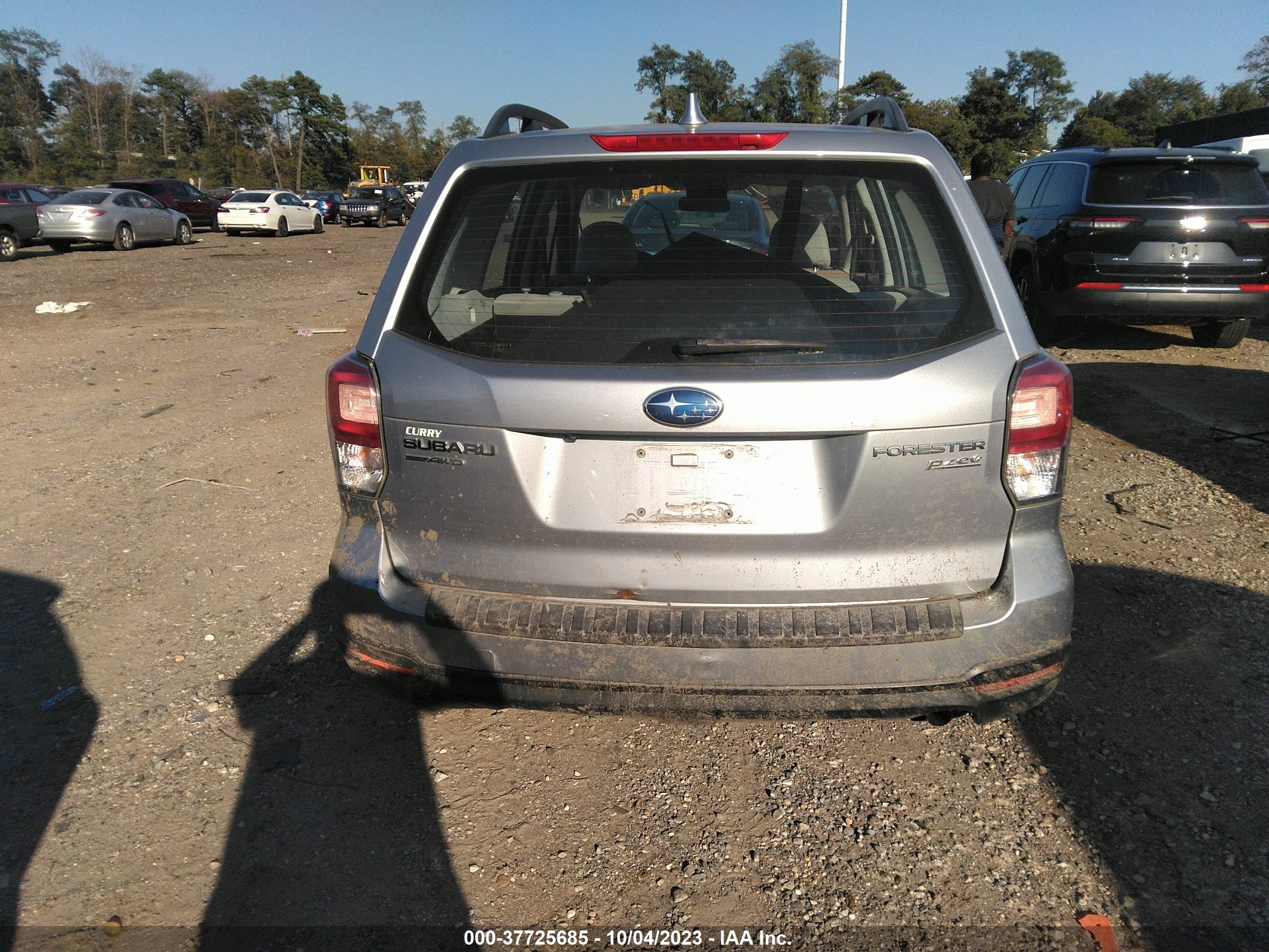 Photo 16 VIN: JF2SJABC5HH496883 - SUBARU FORESTER 