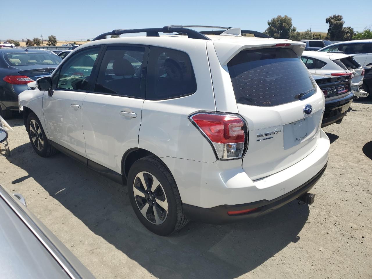 Photo 1 VIN: JF2SJABC7JH482666 - SUBARU FORESTER 