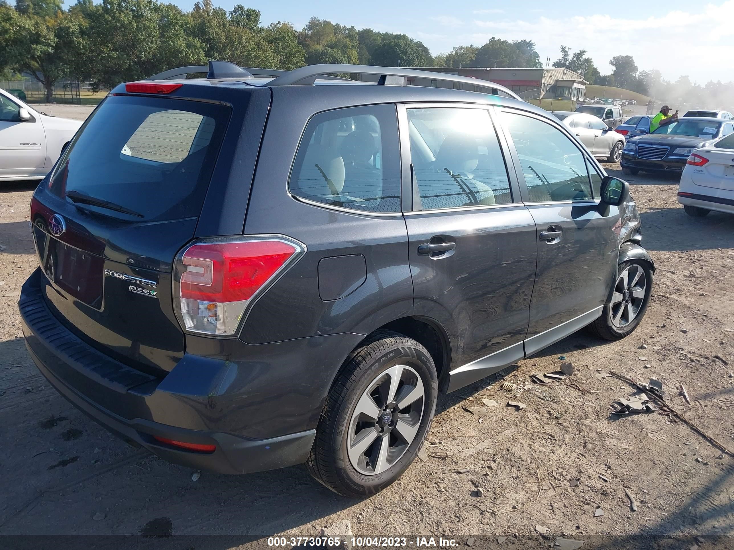 Photo 3 VIN: JF2SJABC8HH568532 - SUBARU FORESTER 