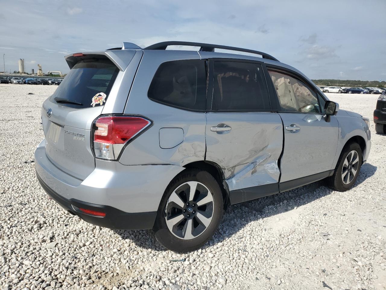 Photo 2 VIN: JF2SJADC1HH435611 - SUBARU FORESTER 