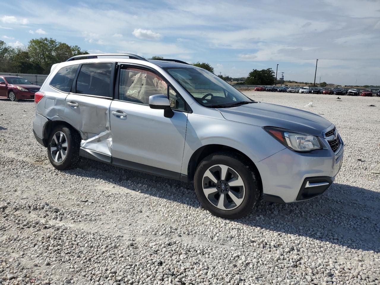 Photo 3 VIN: JF2SJADC1HH435611 - SUBARU FORESTER 