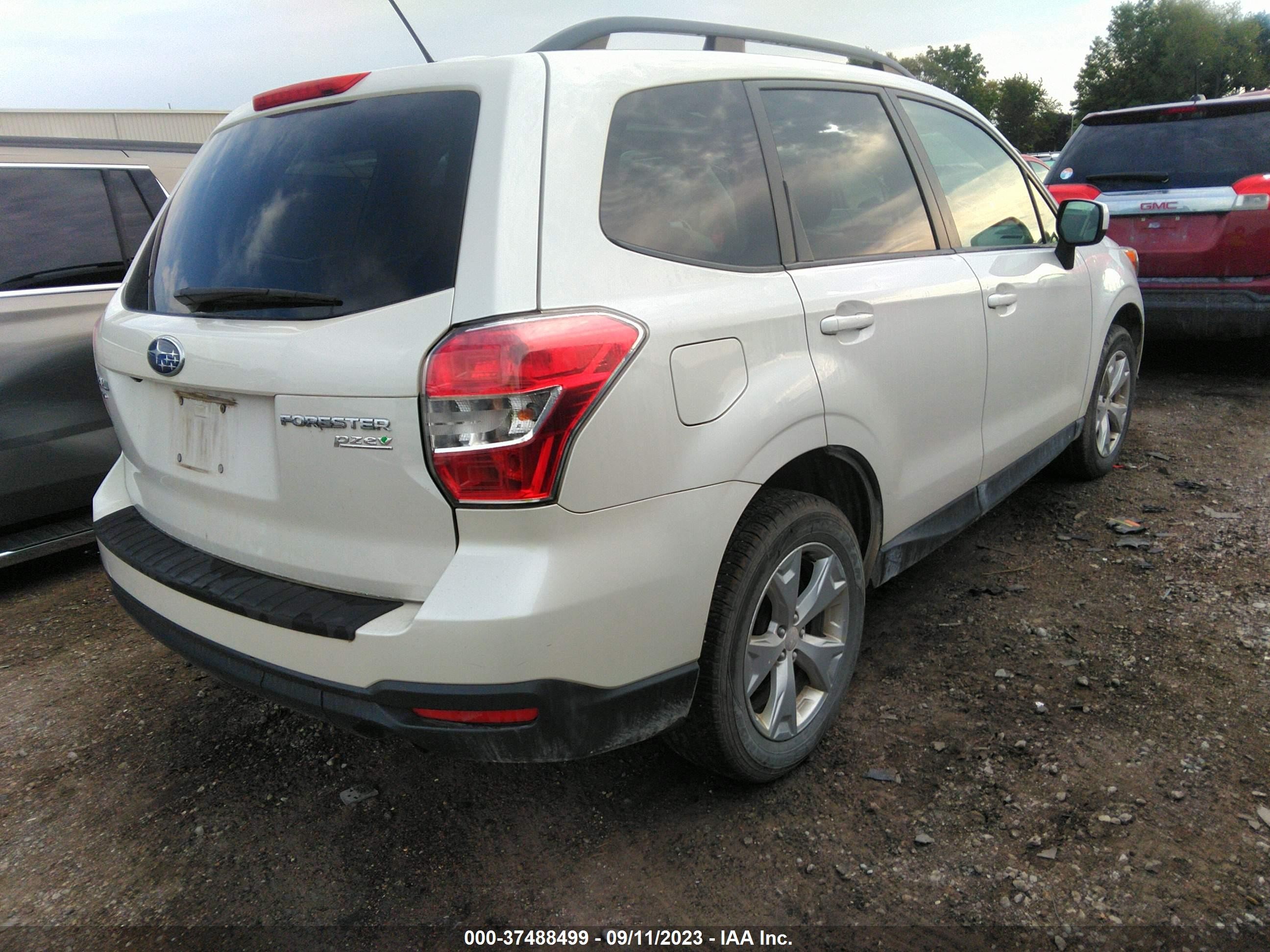 Photo 3 VIN: JF2SJADC3FH590223 - SUBARU FORESTER 