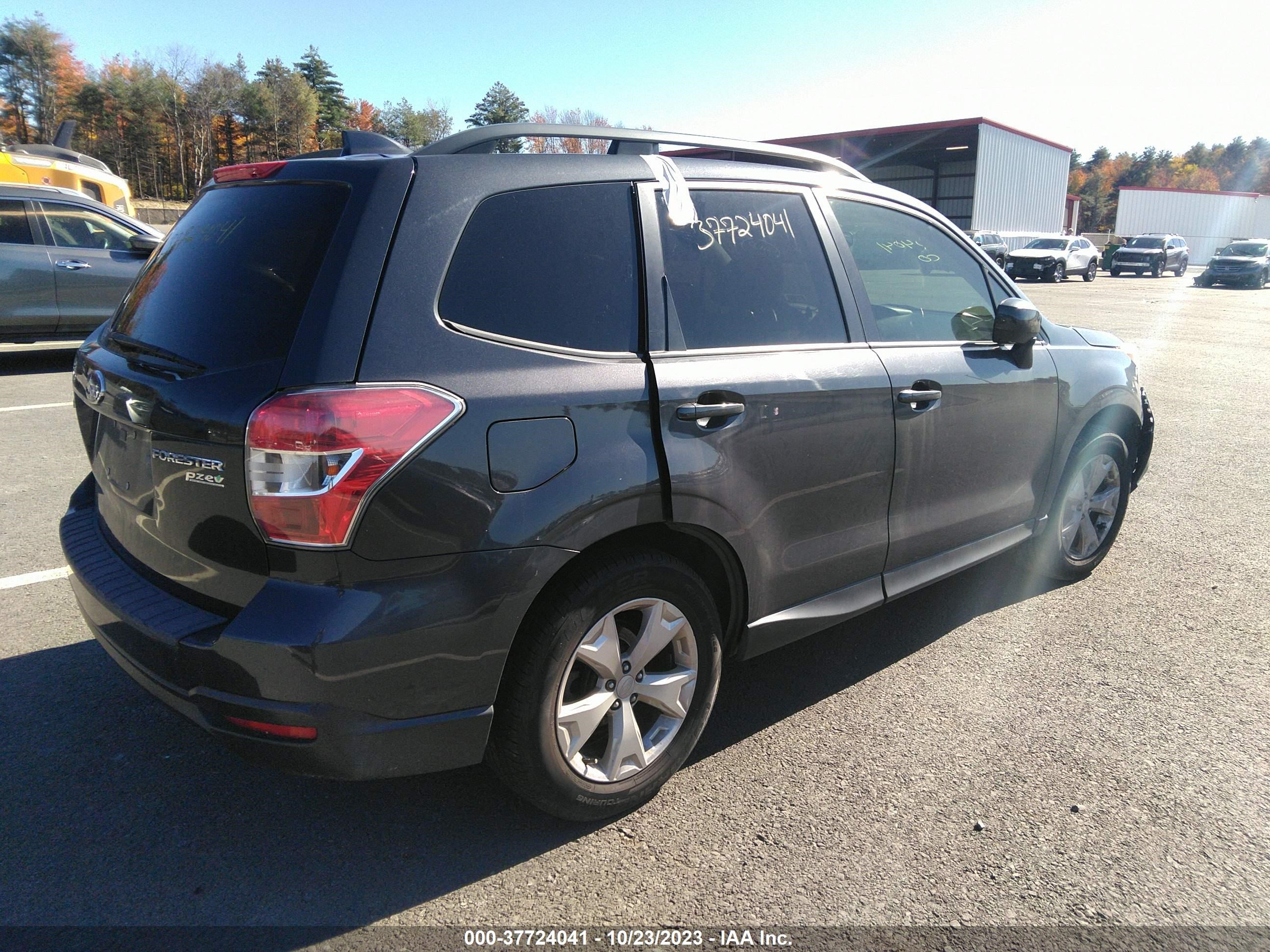 Photo 3 VIN: JF2SJADC5GH447324 - SUBARU FORESTER 