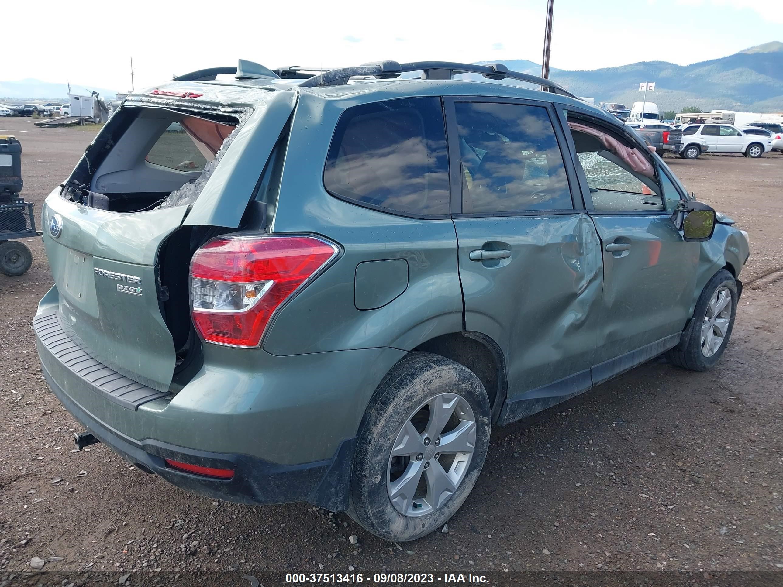 Photo 3 VIN: JF2SJADC6GH523875 - SUBARU FORESTER 