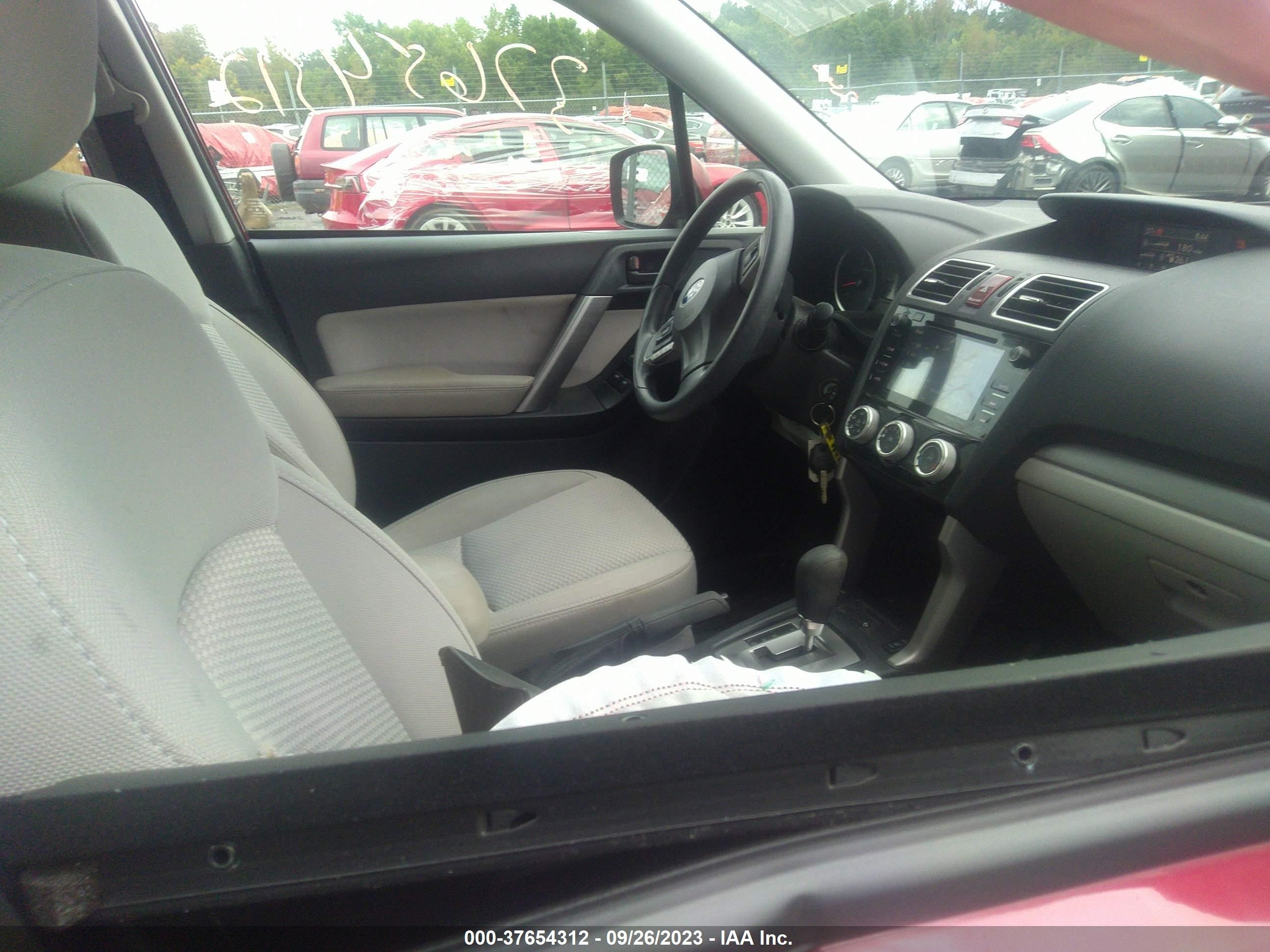 Photo 4 VIN: JF2SJADC7GH401008 - SUBARU FORESTER 