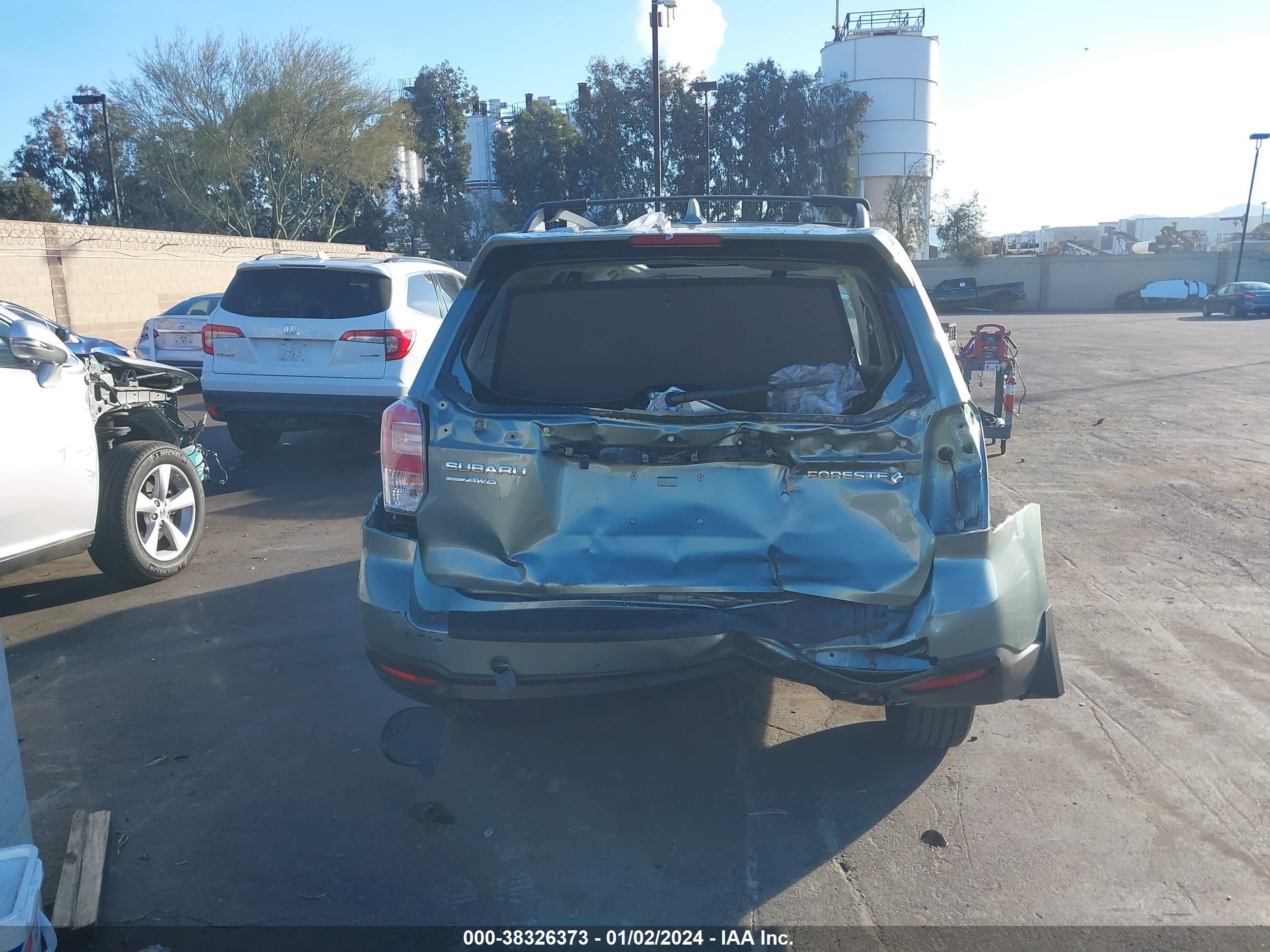 Photo 16 VIN: JF2SJAEC0JH594155 - SUBARU FORESTER 