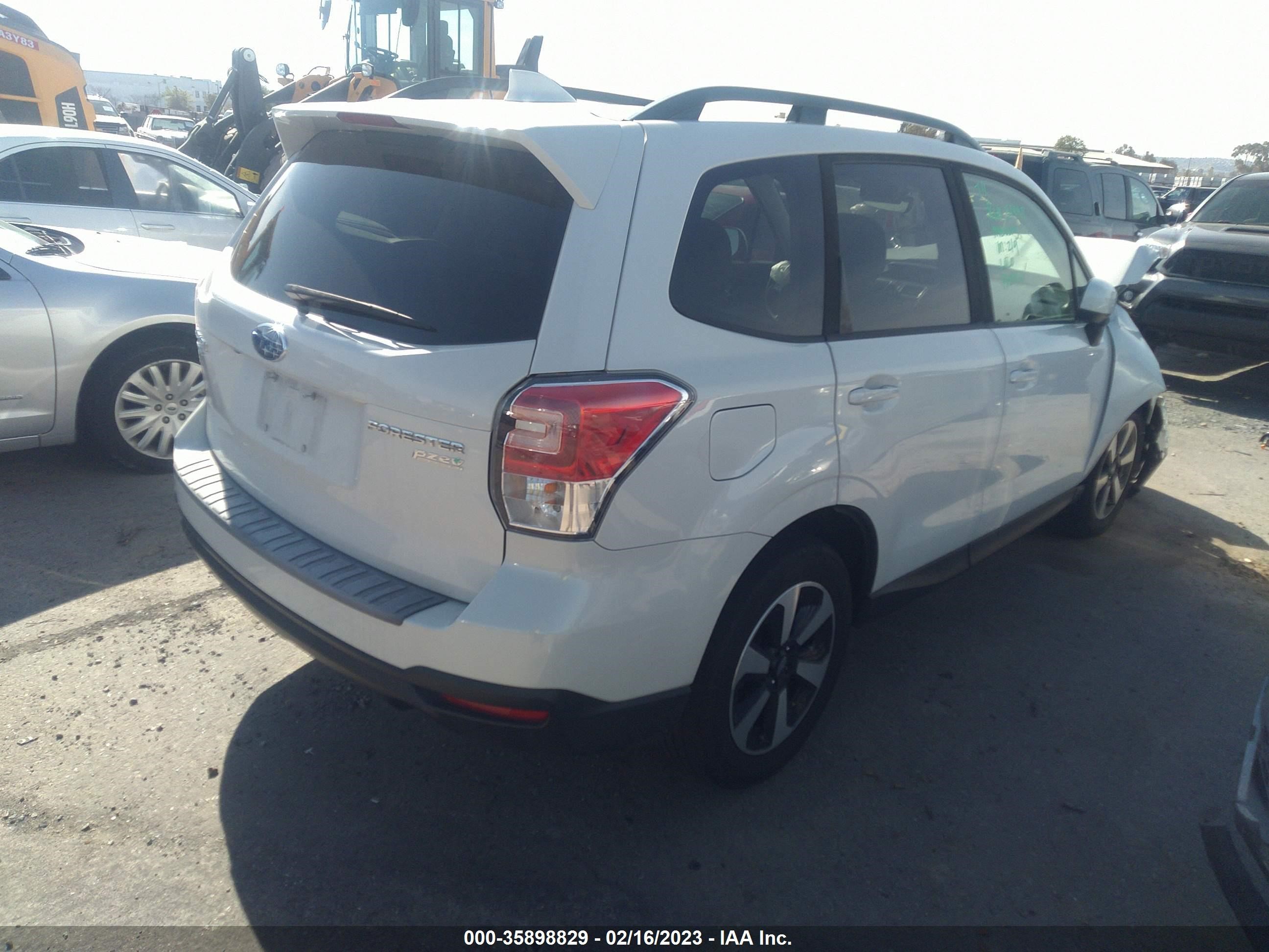 Photo 3 VIN: JF2SJAEC2HH553195 - SUBARU FORESTER 