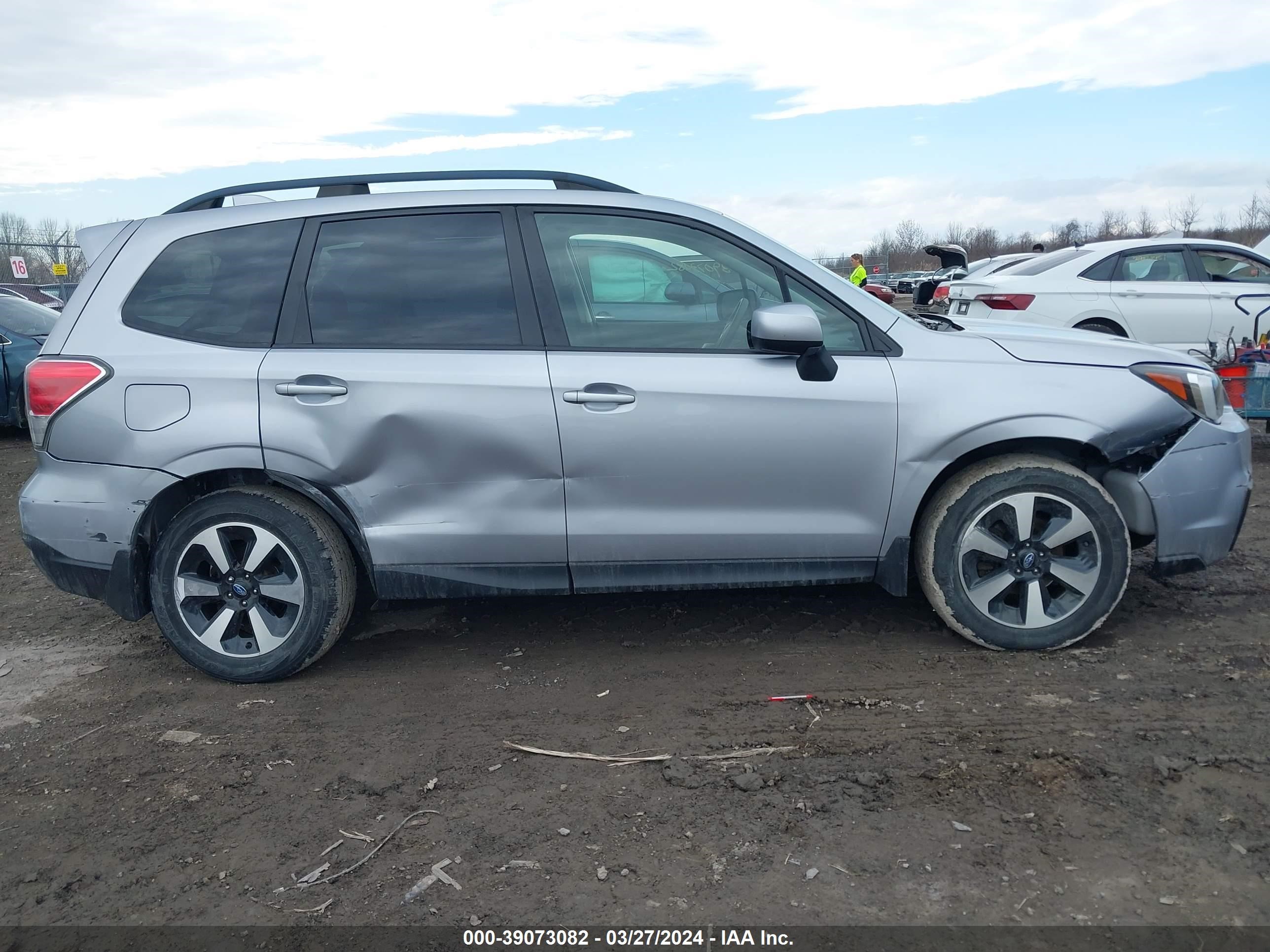 Photo 12 VIN: JF2SJAEC3HH594547 - SUBARU FORESTER 