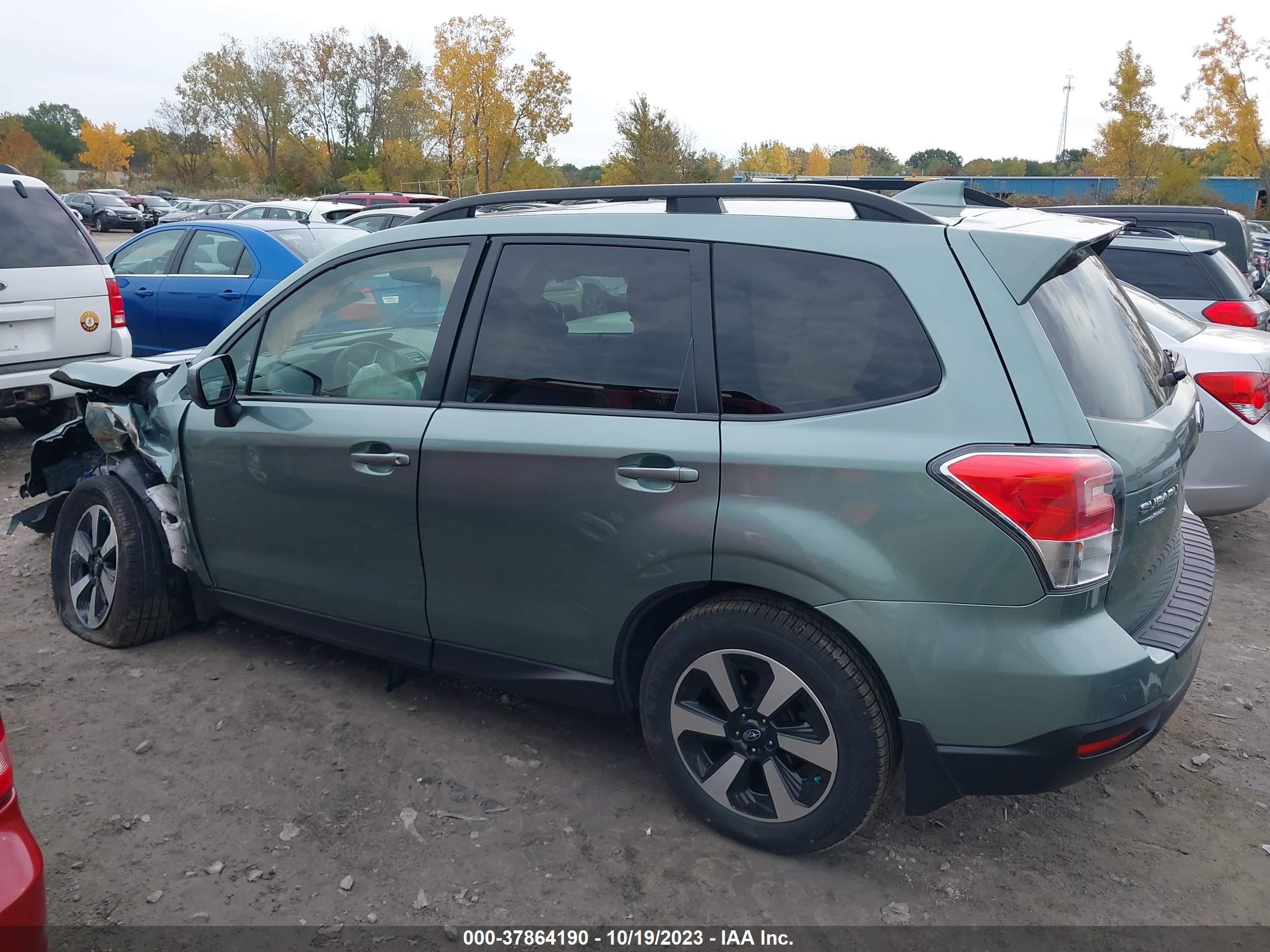 Photo 13 VIN: JF2SJAEC4JH605853 - SUBARU FORESTER 