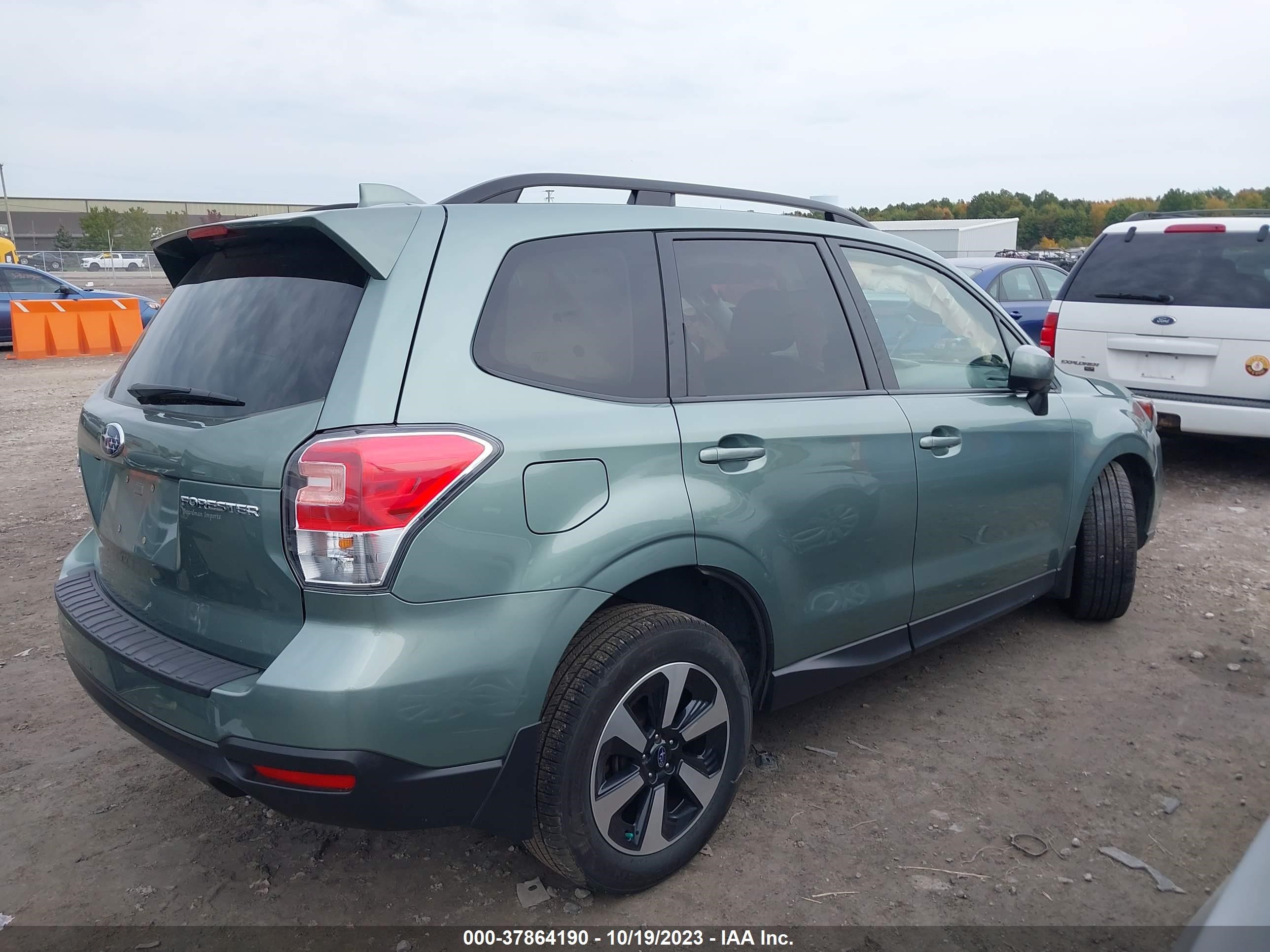 Photo 3 VIN: JF2SJAEC4JH605853 - SUBARU FORESTER 