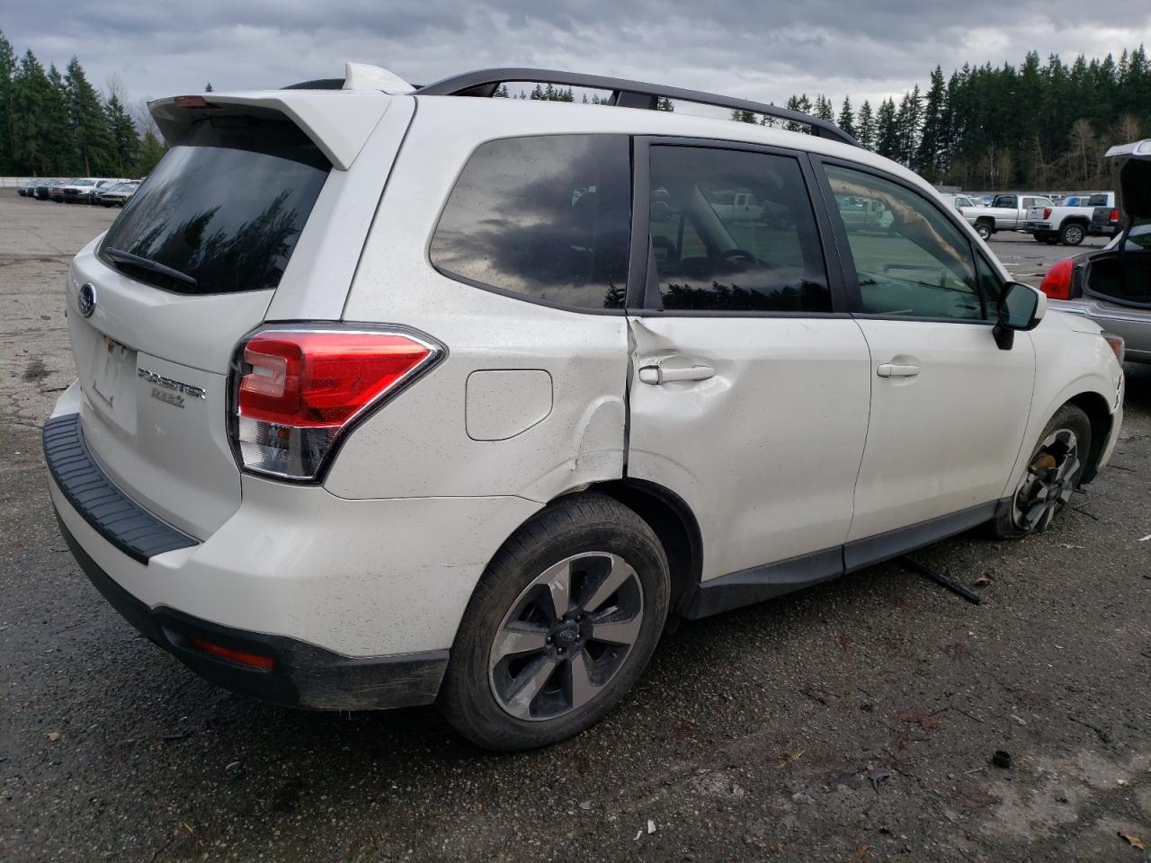 Photo 2 VIN: JF2SJAEC9HH563884 - SUBARU FORESTER 