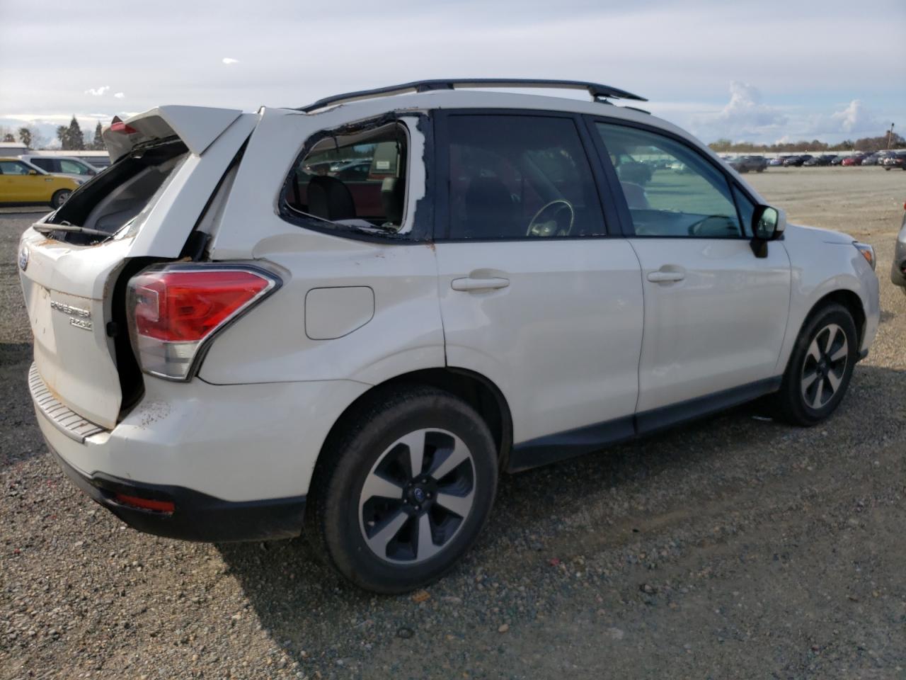 Photo 2 VIN: JF2SJAGC0HH586421 - SUBARU FORESTER 